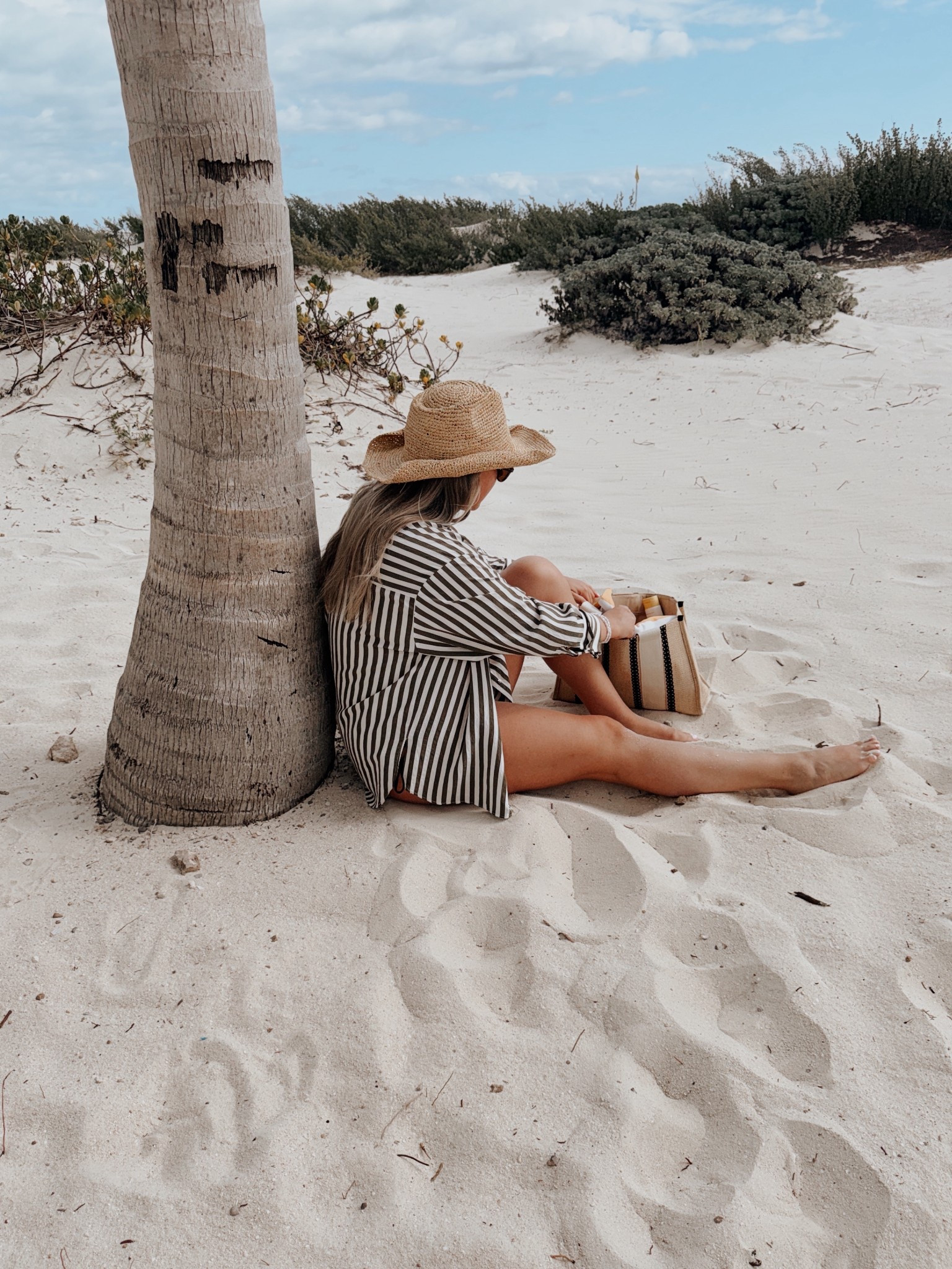 Beach bum 🌴 
Button down - old Zara 
Bag - old H&M 
#vacation #vacawear #beach #beachwear #beachaccessories #revolve #beachhat #hat #sunhat #beachbag  

#LTKSwim