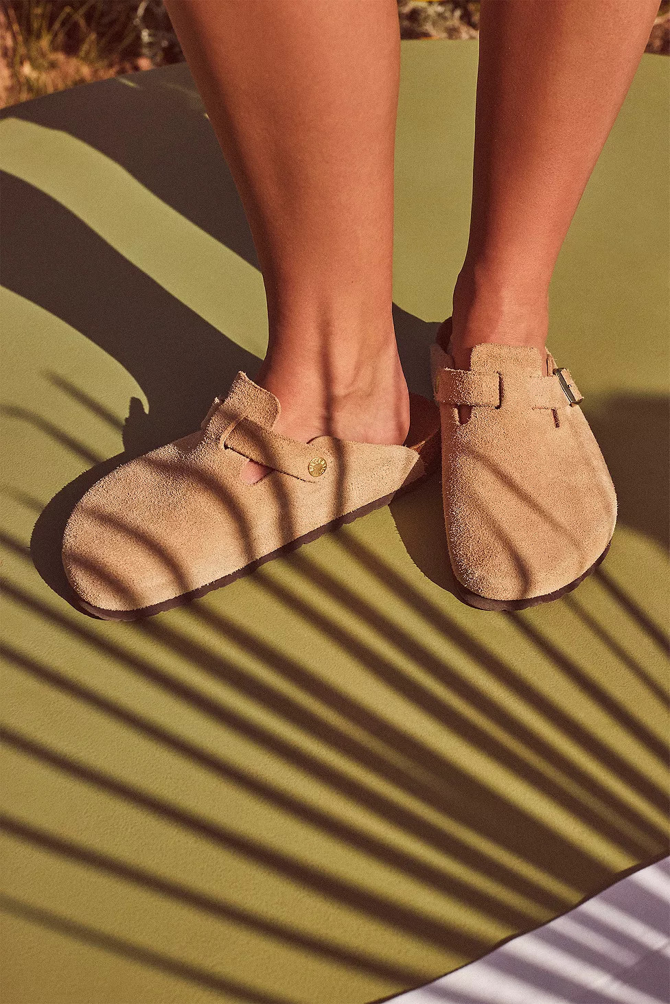 Birkenstock Latte Cream Suede Boston Clogs | Urban Outfitters (EU)