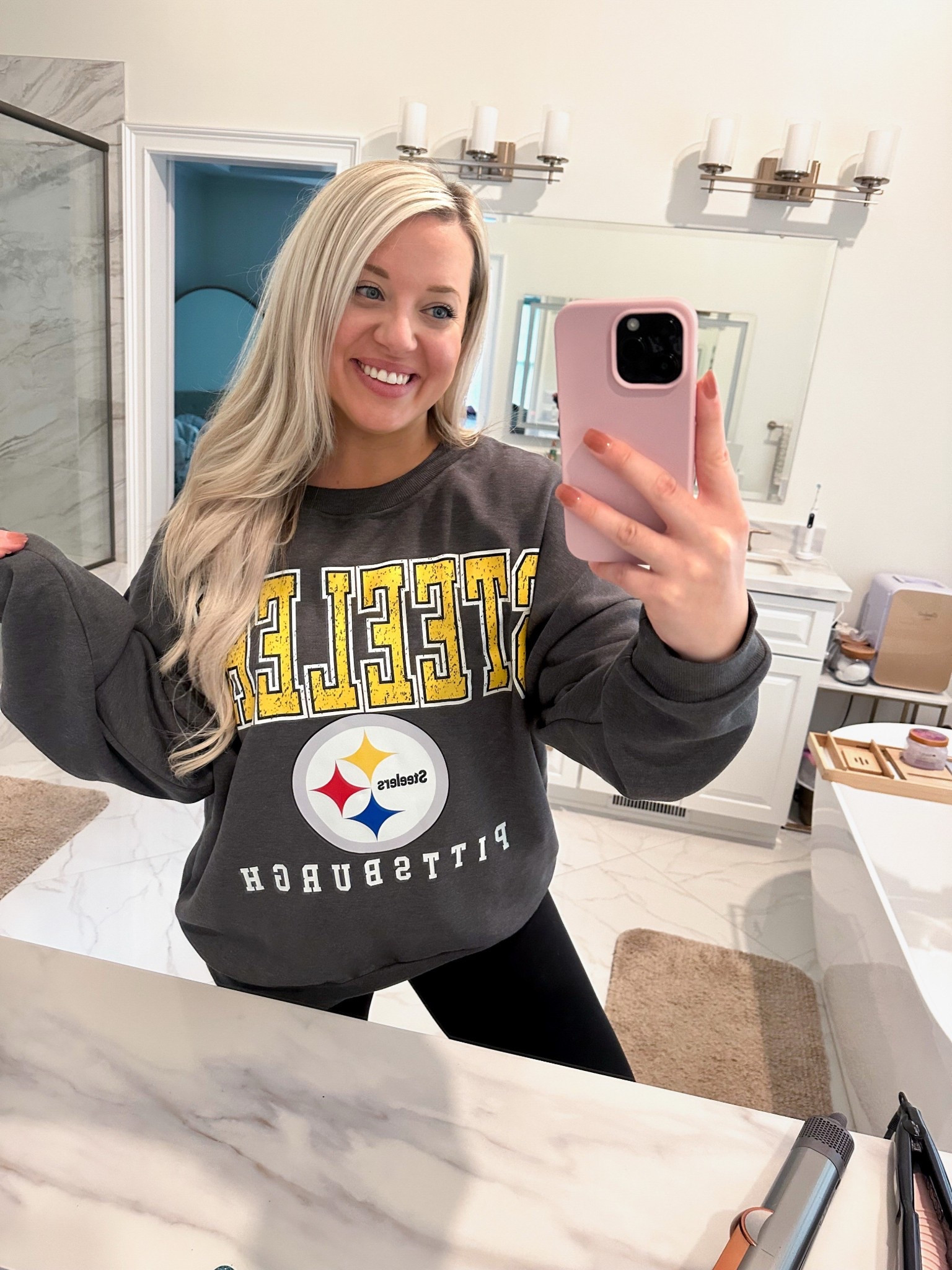 This is my Sunday best from now until February 💁🏼‍♀️🖤💛 #HereWeGo @steelers! 🏈✨ 
**I sized up in this sweatshirt to make it more oversized with leggings! 