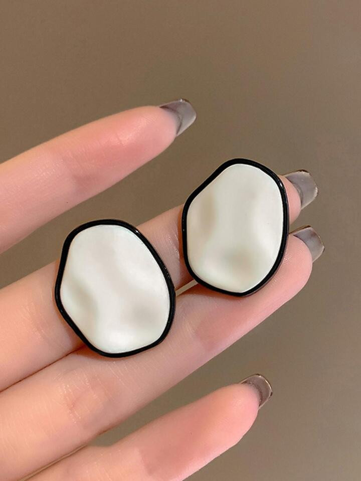A pair of black and white irregular round ear needles | SHEIN