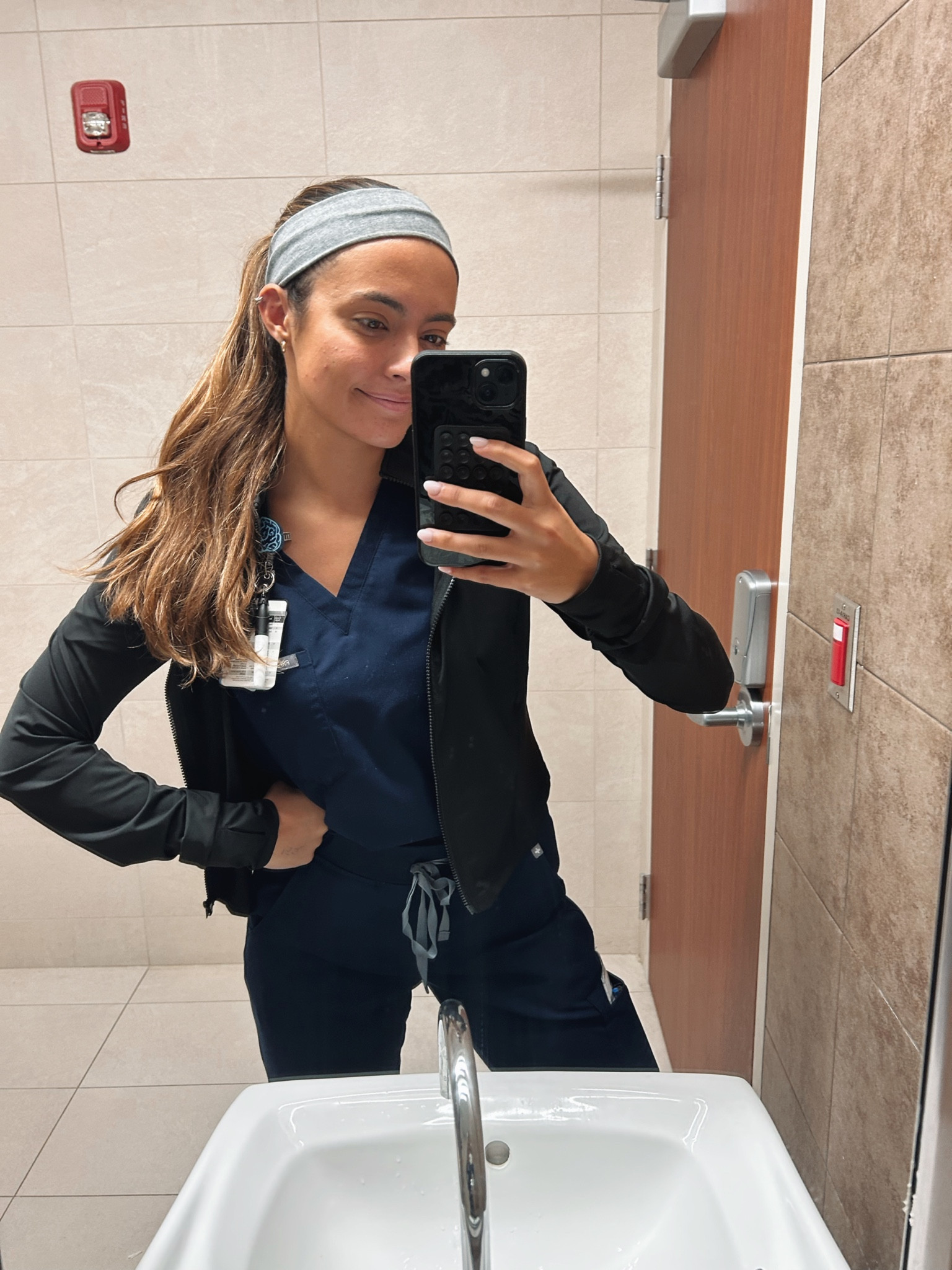 I’m wearing medium in the jacket and scrubs ✨ 