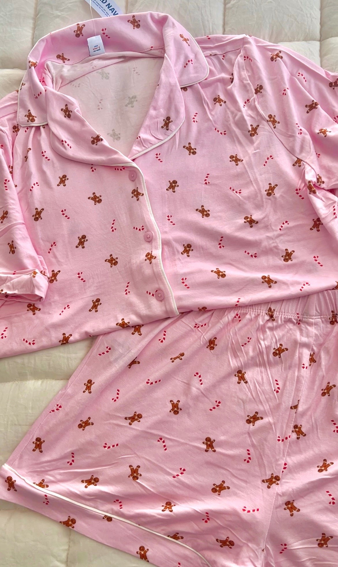 VIRAL OLD NAVY GINGERBREAD PAJAMA SET 🎀✨🧸❄️ the cutest pj set for this holiday season!!! few different variations of this one if you prefer pants vs shorts 🫶🏻 also currently on sale!!! 🎄 im wearing a size small for reference 💗

#LTKSeasonal #LTKSaleAlert #LTKFindsUnder50