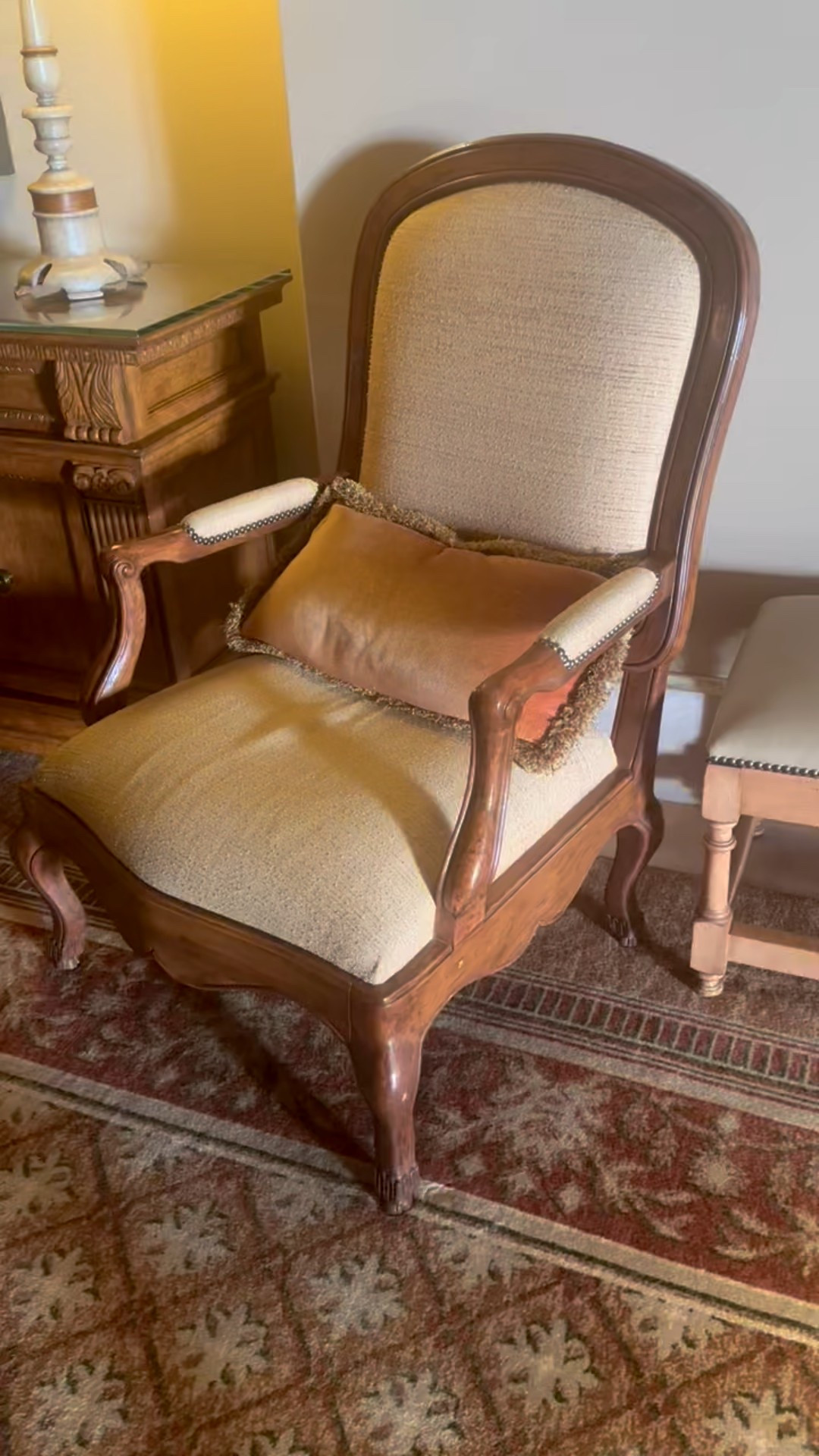 Classical details set the tone for a warm and elegant holiday welcome.
#HolidayHome #ClassicInteriors #EntrywayStyle #SideboardStyling #SeasonalTouches

#LTKHoliday #LTKTravel #LTKHome