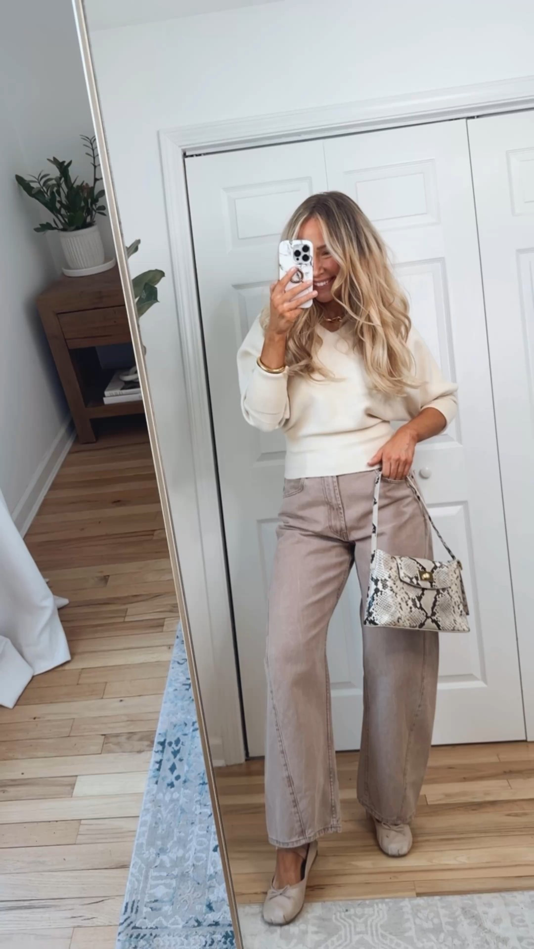 Zara spring outfit

Cream sweater 
Zara pink barrel jeans 