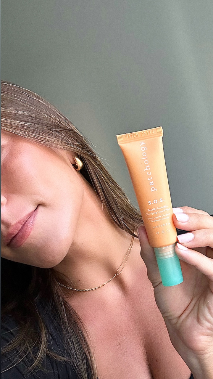 Have a breakout but still want to feel like yourself? @patchology SOS Liquid Patch is definitely your solution! Heal your breakouts while being able to wear your favorite makeup look 👏🏼 available at @nordstromrack #patchologypartner
