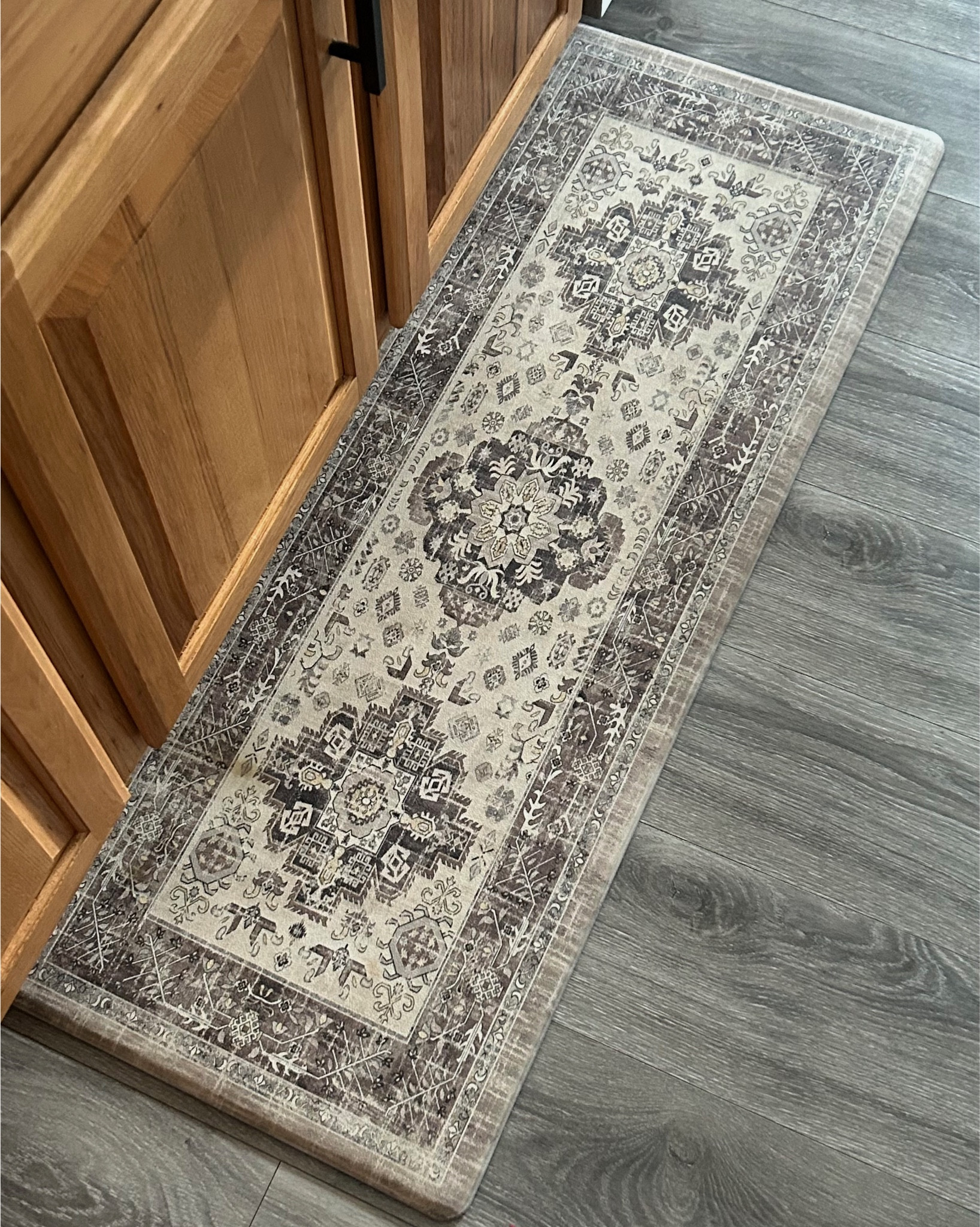 Obsessed with these kitchen mats and how EASY they are to clean 🧼🤗