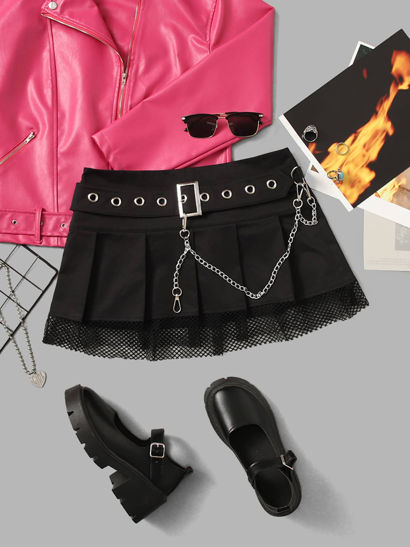 ROMWE PUNK Chain Buckled Detail Contrast Fishnet Pleated Skirt | SHEIN