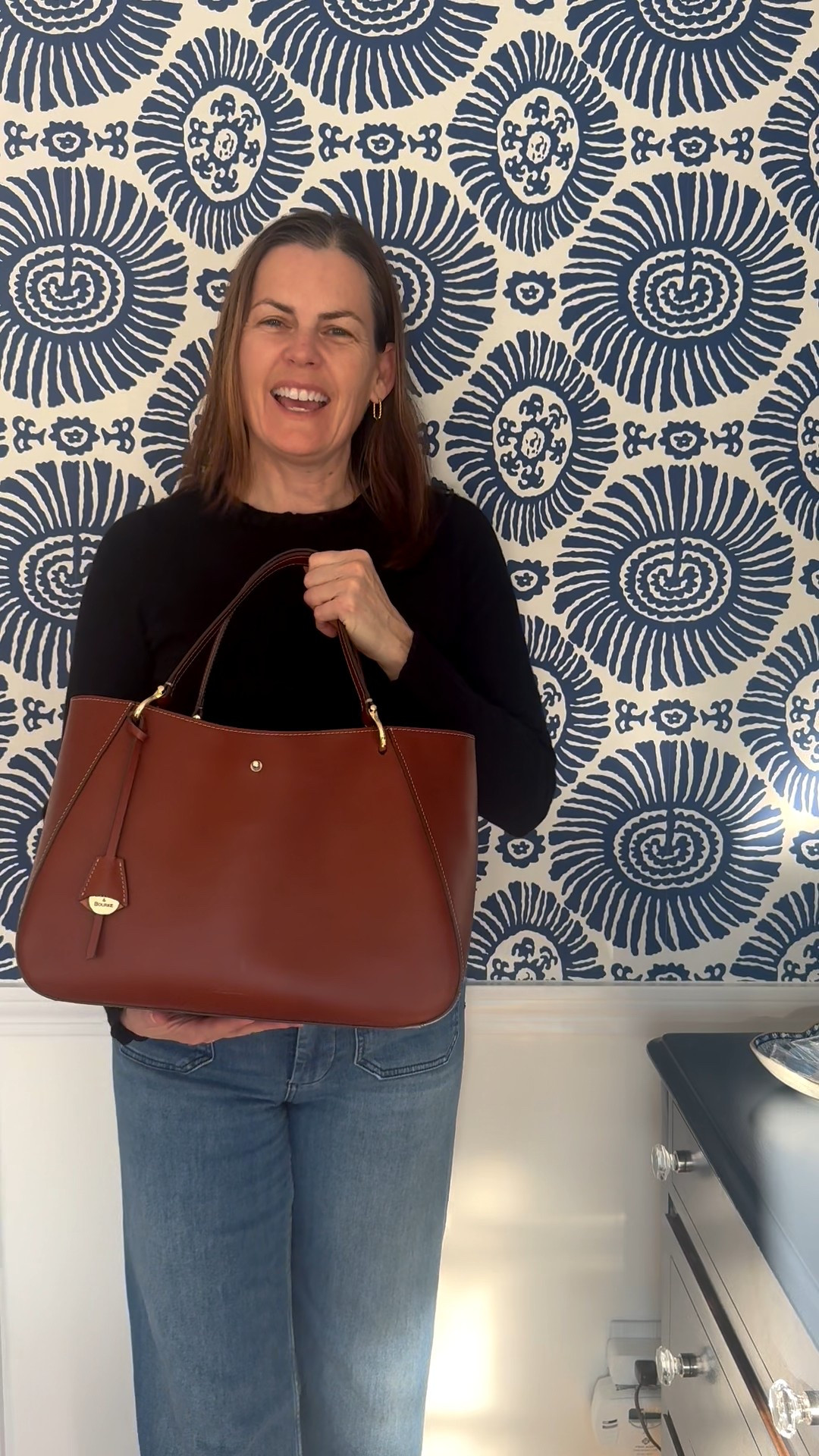 🥰Can you tell that I am obsessed with my bag? It’s definitely my favorite ever. I love the size, the leather is gorgeous, and I love that it is a nice shoulder bag.
🥰 So well-made, beautiful leather, without the very high-end designer, price tag!