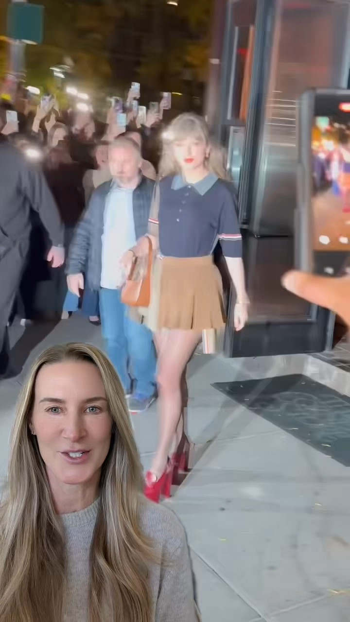 

Taylor Swift just dropped the ultimate preppy-chic power look, New York edition. 

Classic, confident, and dripping in quiet luxury, this mix of textures — the pleated mini, collared knit top, and those red platform heels, proves she’s still the trendsetter everyone’s watching.

The formula: a structured knit polo, tailored mini skirt, sheer tights, and statement heels. 

Add a sleek bag and her signature red lip, and you’ve got the perfect blend of old-money polish and downtown cool


This video was licensed and shared with permission from 🎥 @girlfromjerseycity

#TaylorSwiftStyle #TaylorSwiftOutfit #TaylorSwiftFashion #CelebrityStyle #Celebritystyleexpert




#LTKStyleTip