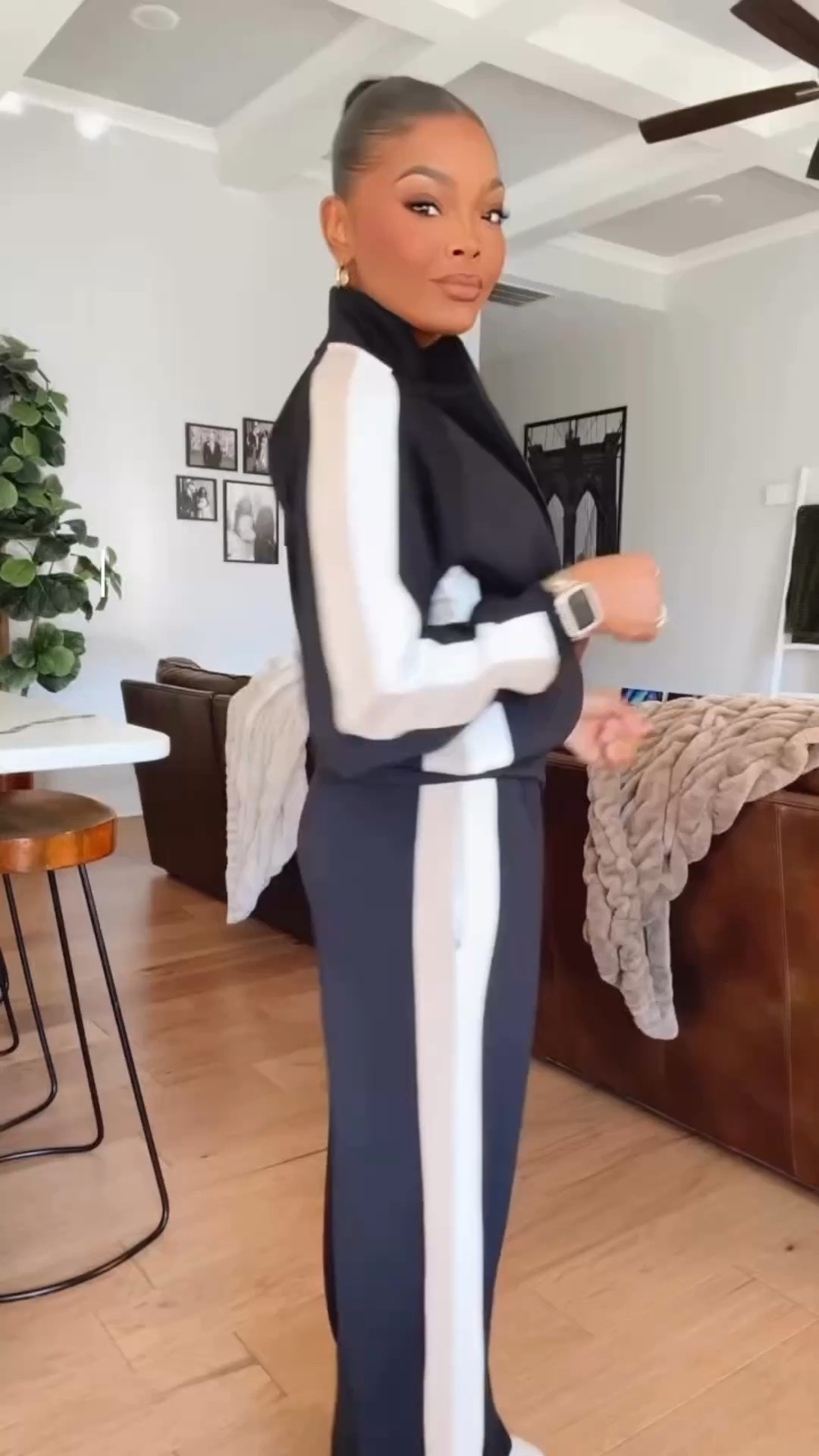 @spanx does it again. 😍 Wore this to the airport yesterday and I think I found my new travel uniform ✈️😂 

Comment “SET” and I’ll send you the link!

#spanx #spanxpartner #traveloutfit