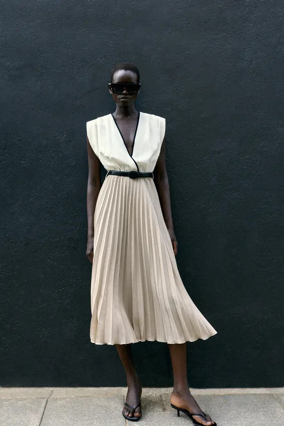 Crossover V-neck dress featuring contrast piping. Sleeveless design with pleated shoulders. Elast... | Zara UK