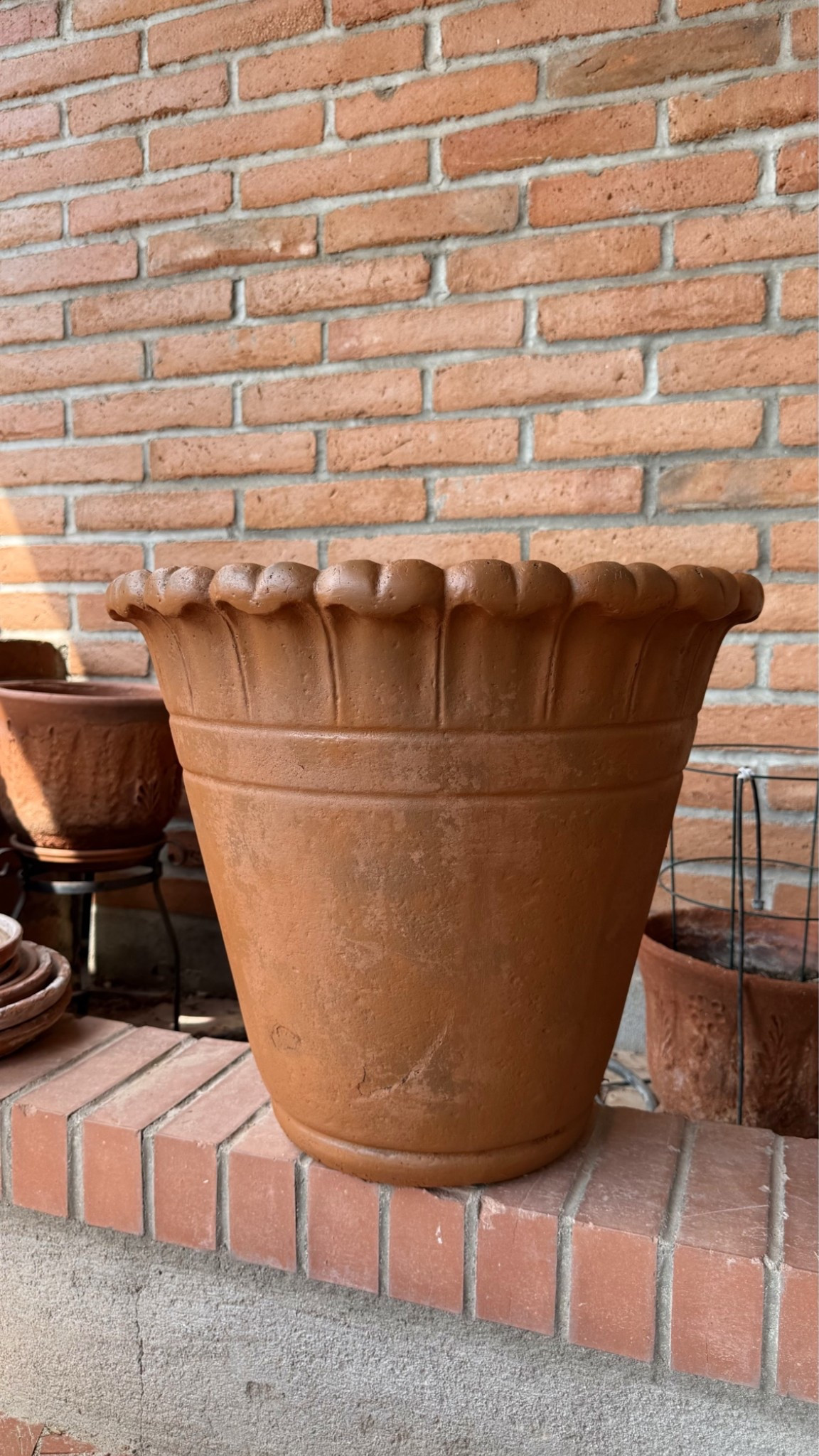 I love Terra cotta…this is  great Terra cotta color spray paint! …watch out, nothing is safe😍 I added some decorative glaze to the swan on top of the paint, but the pot, I used only paint. Love!!!!
