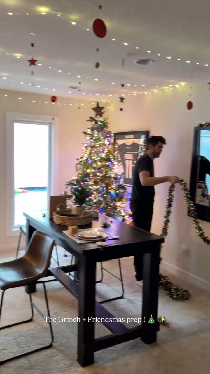 The Grinch + Friendsmas prep ! 🎄✨