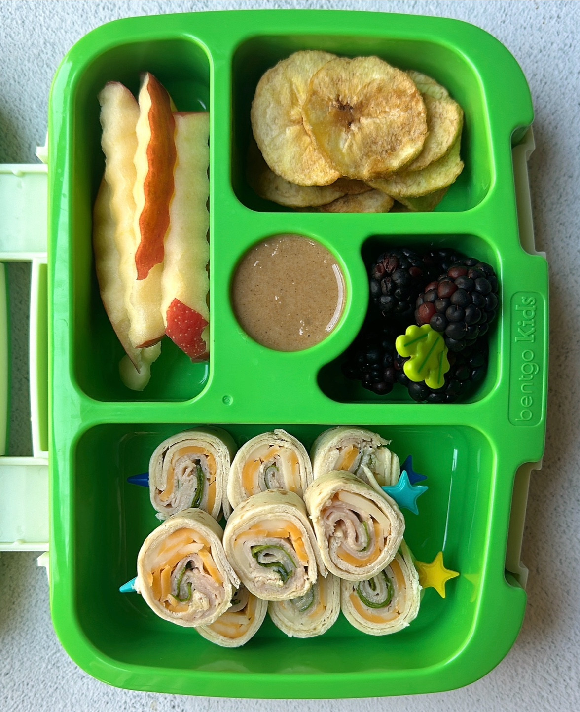 Toddler Lunchbox Idea💡
Turkey, Cheese & Spinach Rollups, Apples, Granola Butter, Plantain Chips & Blackberries



#LTKKids