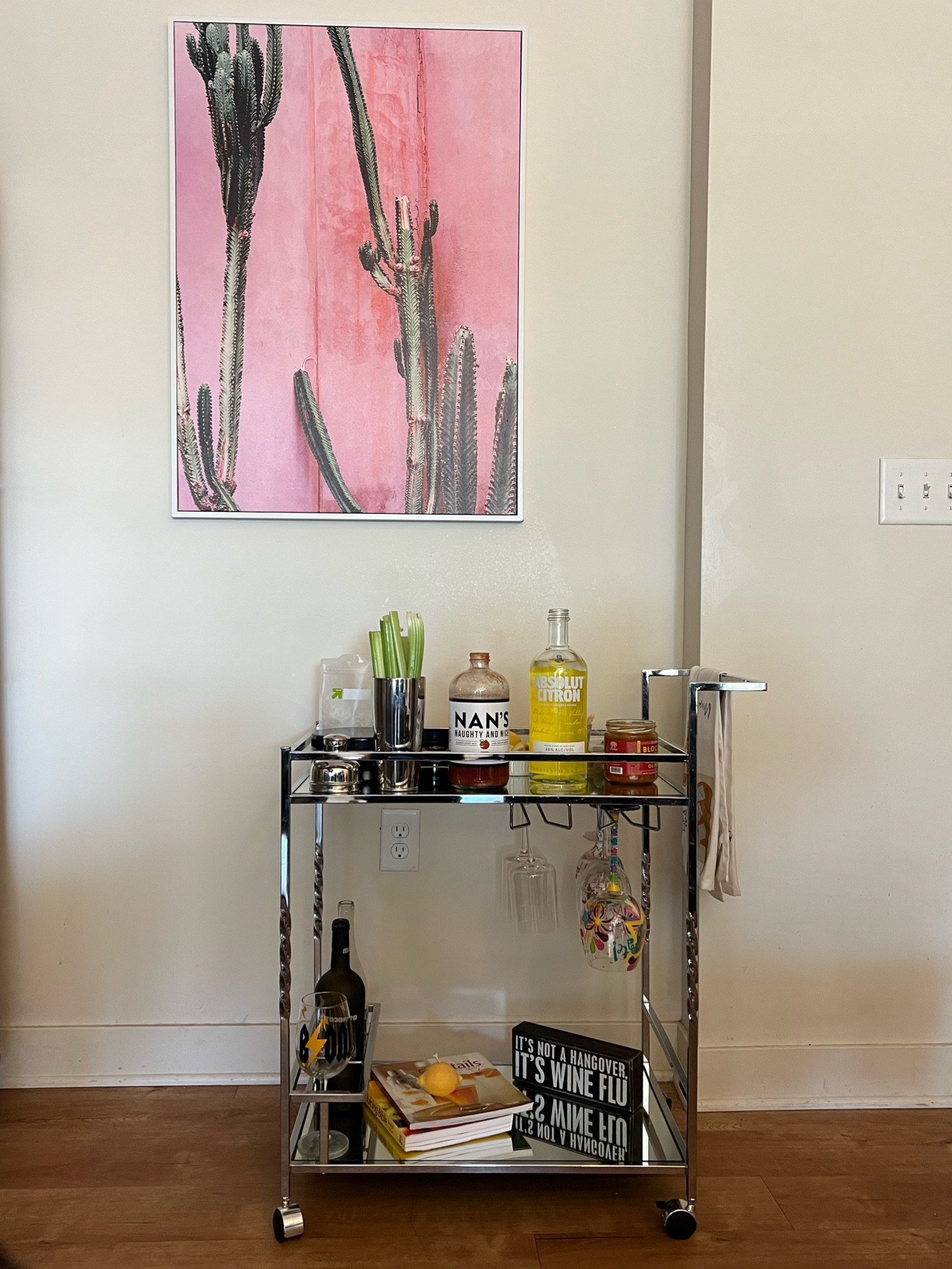 Bar carts and pretty art 🍾