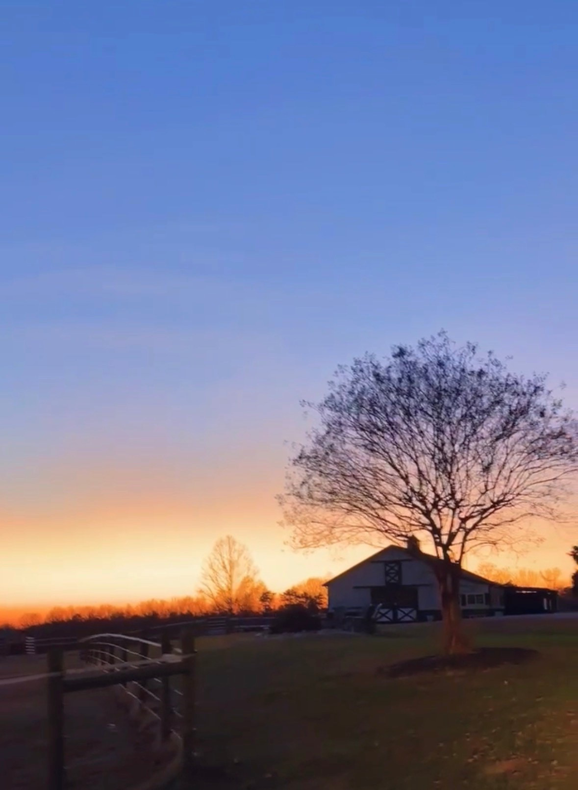 And now we’re headed over 🛻 to the “horse house” 🐴🏡 (as Judson calls it 🤭) to meet Wes’ parents to show them the farm 🚜🌾 and then get some more painting work done!! ✔️  Hope everyone has the best Sunday!! 🤍