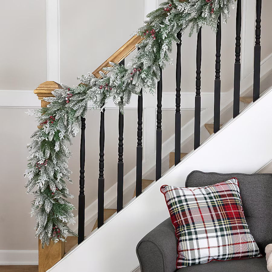 Northlight Indoor/Outdoor (non powered) 6-ft Berry Artificial Garland | Lowe's