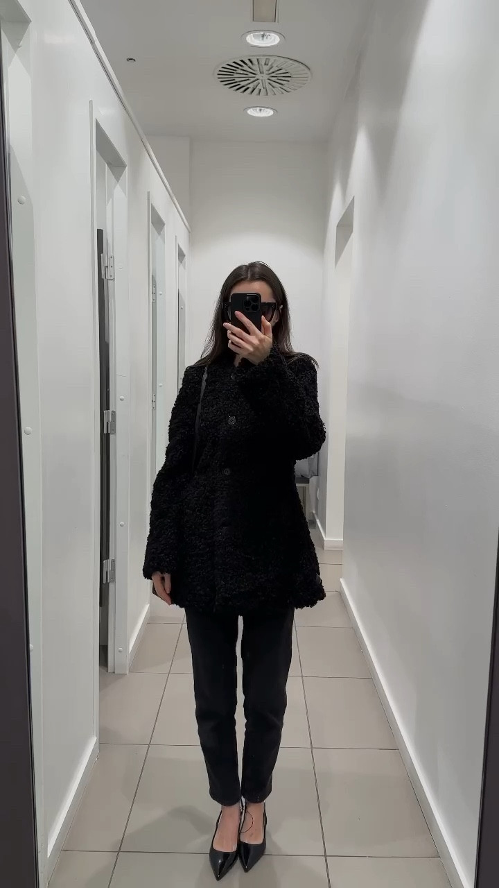 The most wanted teddy jacket by H&M 🖤 I styled it in two different ways: total black look with skinny jeans and kittens, and with blue jeans and heeled boots. It also looks great with wide-leg trousers and biker boots. #hm #teddycoat #outwear

#LTKSeasonal #LTKstyletip #LTKfindsunder50