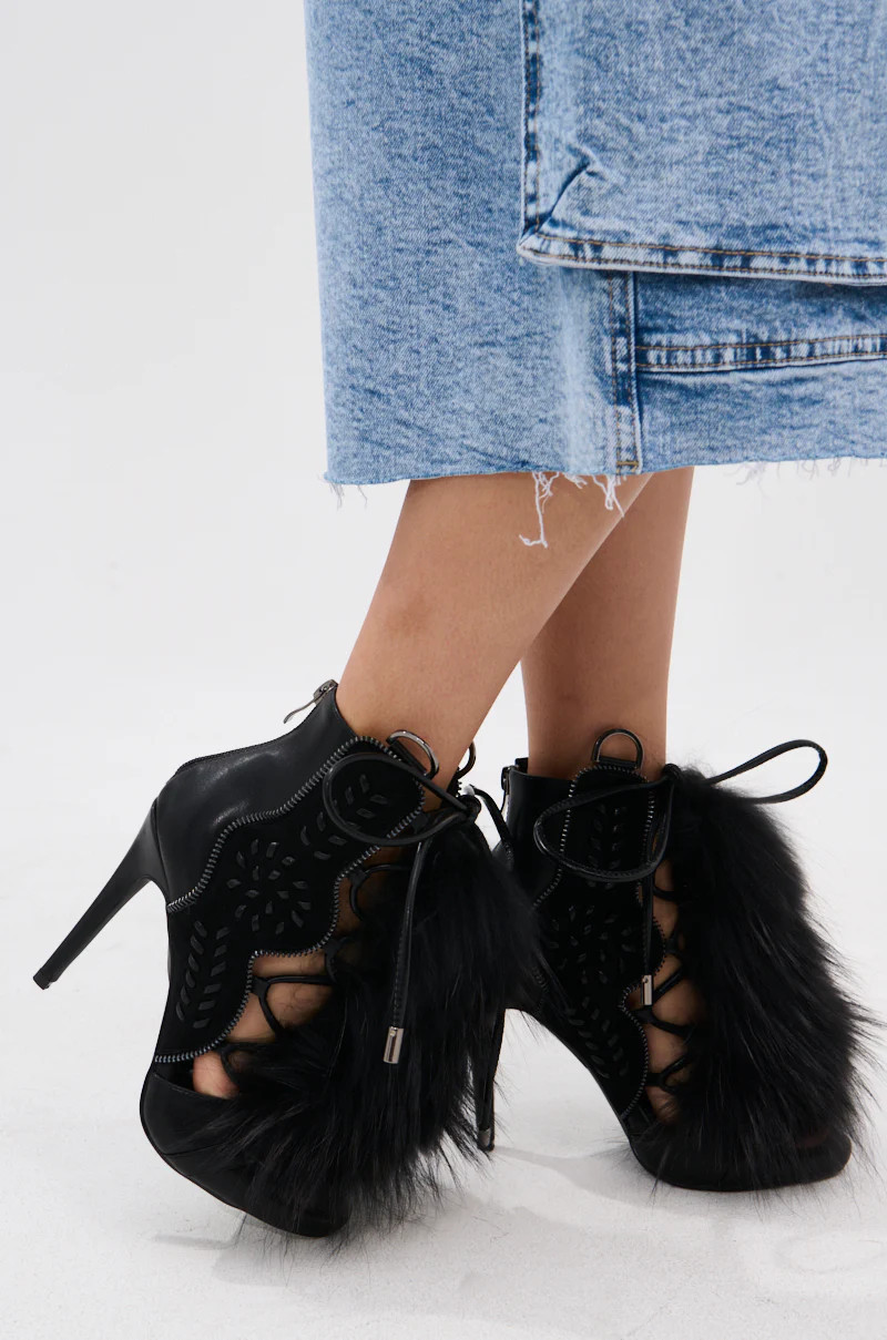 AKIRA Azalea Wang Shainy Fur Sandal | Black | Size 11 | AKIRA