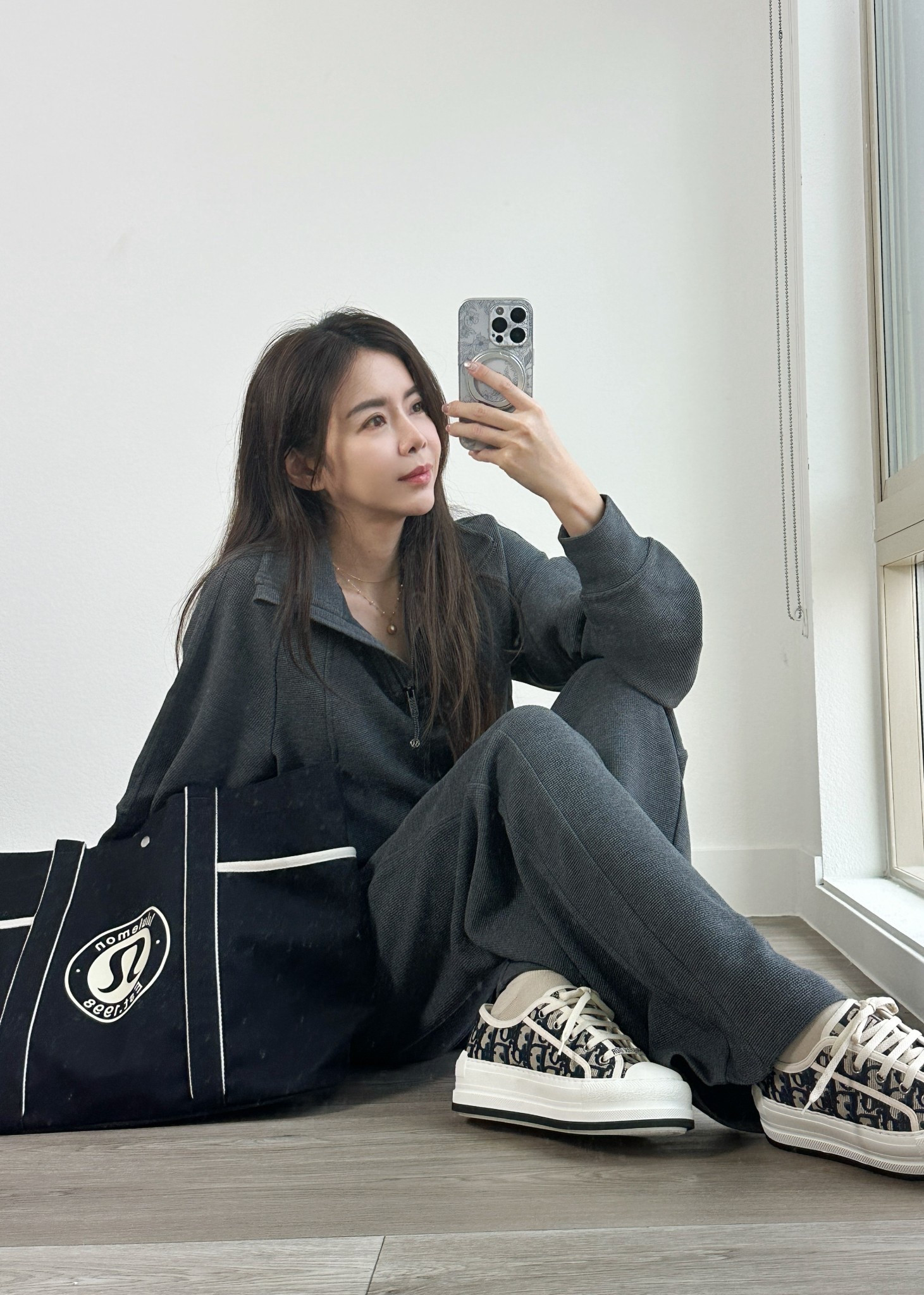 年末放假、旅行、聖誕，超適合送 Lululemon！ 推薦的兩款是 Scuba Cropped Funnel-Neck Half Zip 跟 Waffle 系列：這件的質料很柔軟，彈性也很好～半拉鍊搭配翻領穿起來臉小，短版穿起來比例好。除了日常穿，也適合旅行飛行穿，超舒服又不會臃腫， 穿一整天都沒問題的百搭單品，不挑年齡、不挑身材、也很好搭配。 Daily Tote 真的太方便，容量大、隔層多、好裝好拿，當旅行包、電腦包、媽媽包都超順手，也很適合送給不太穿運動服飾的人，年末小禮物都超剛好。 @lululemon #lululemoncreator #ad