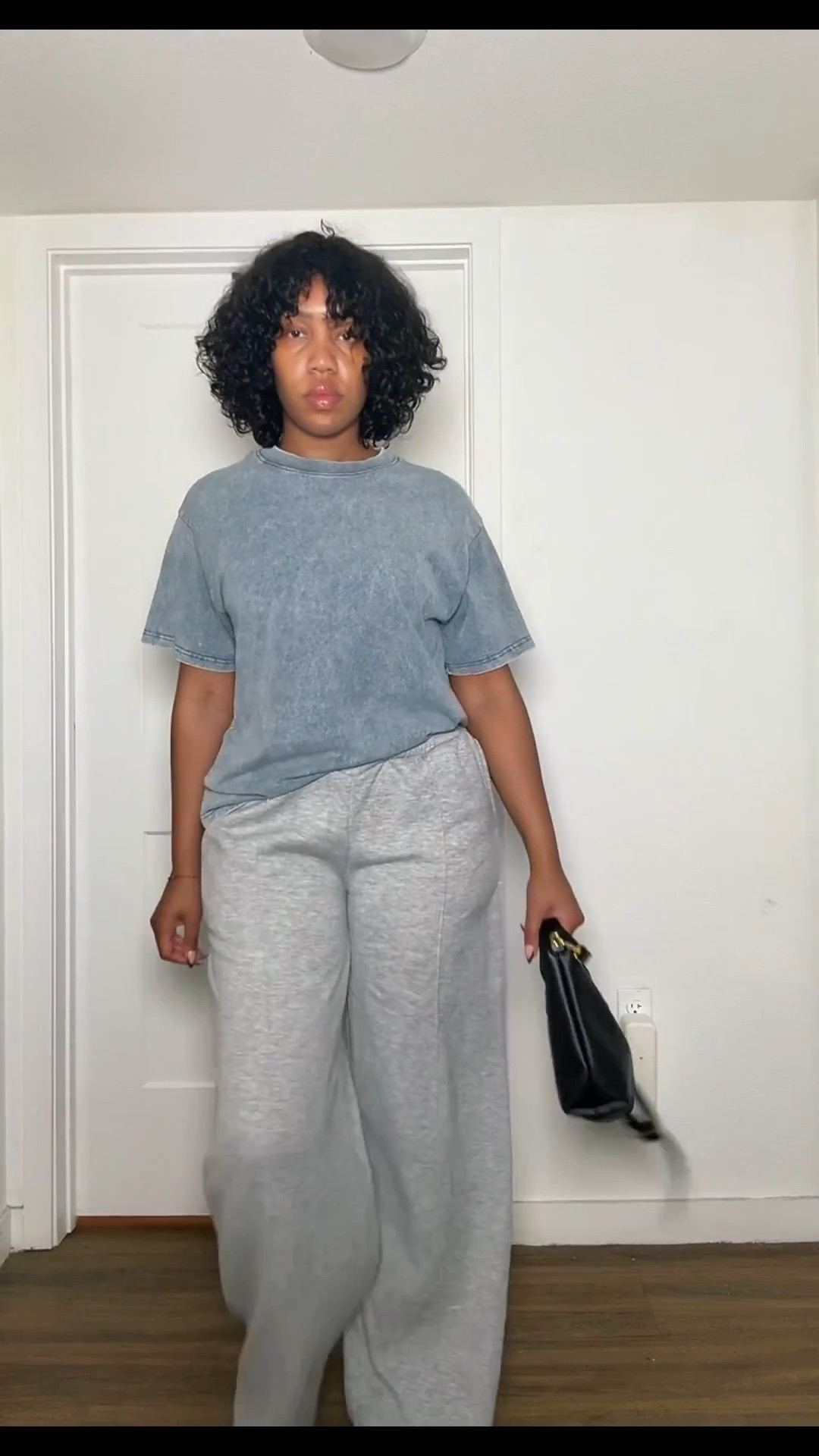 Si no sabes qué ponerte… esto nunca falla.
Fit cómodo + limpio + favorecedor.
Links abajo.


#LTKdayinmylife #LTKgrwm #LTKootd