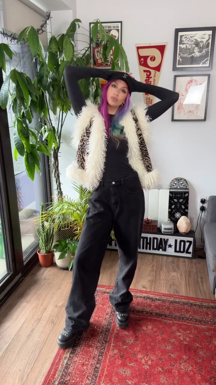 *orders lint roller on prime* 🥲 (additional outfit admin is worth it for this gilet)
.
.
.
.
.
.
.
.
.
.
.
.
#ootd #ltkeurope #nastygal #outfitinspo #winteroutfit #laurakatelucas #fashion #styleinspo #manchesterinfluencer #easyoutfit #altstyle #rainbowhair