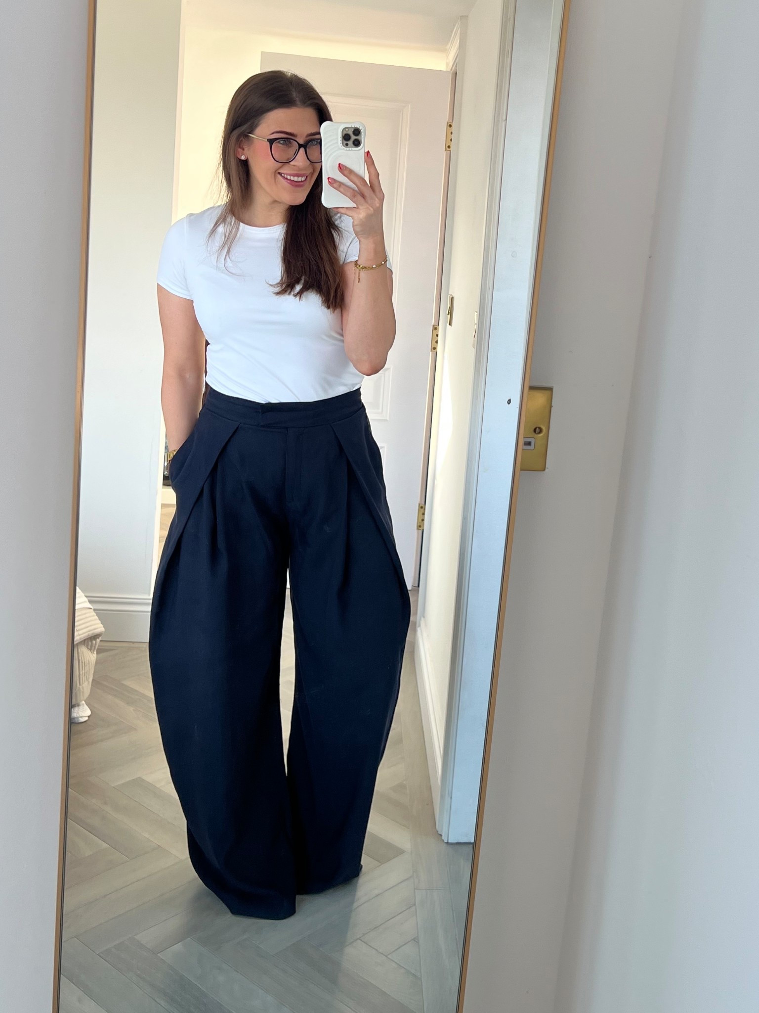 In LOVE! 

Trousers - Zara 💙

ZW WIDE LEG PLEATED TROUSERS - Navy