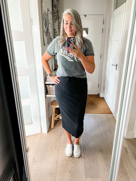 Outfits of the week. A grey vintage looking Fame t-shirt (L) paired with a black stretch ribbed pencil midi skirt (L) and Vans sneakers (tts).



#LTKeurope #LTKover40 #LTKmidsize