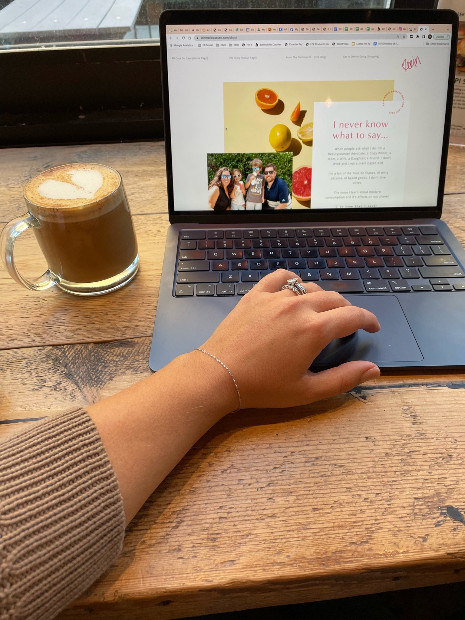 Is it safe to admit I’m not happy about it being too warm for sweaters and layers? Like #sweaterweather is more than just a saying! Bring on the chilly temps so I can bust out my best knits including this @jennikayne cotton cardigan  

#LTKSeasonal