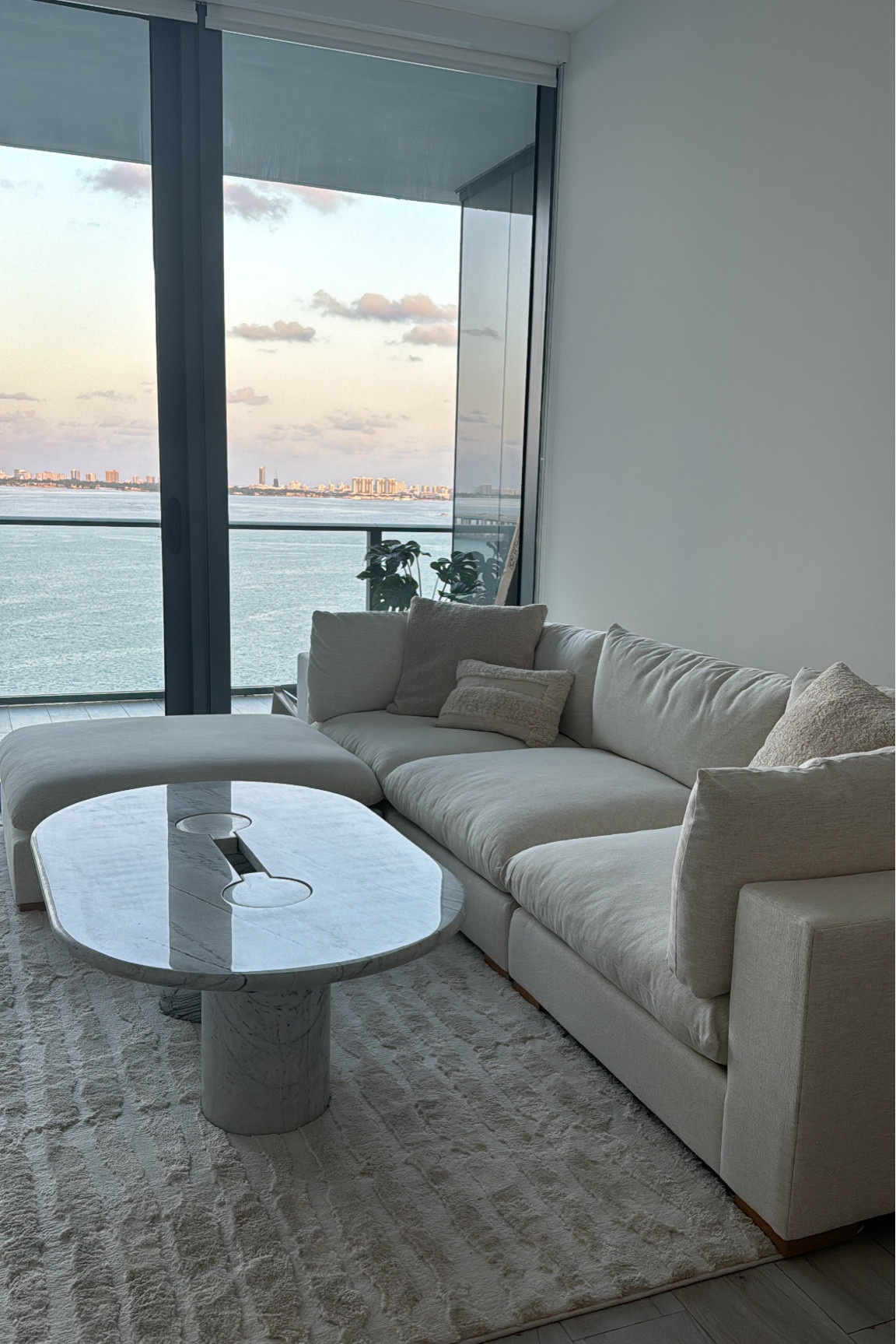 Apartment preview! More to come - throws & accessories from Hampton & Dunes 🤍