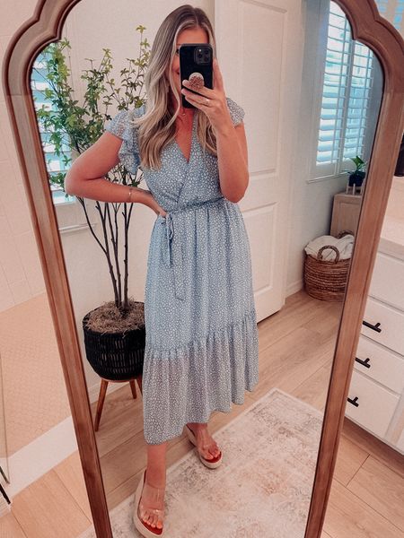 Size small - true to size. One of the classiest and comfiest amazon dresses I’ve had for about three years now! So dang good. Gorgeous to dress up for summer events, but also so cute dressed down with a flat sandal for vacation, going out in the summer, or church 