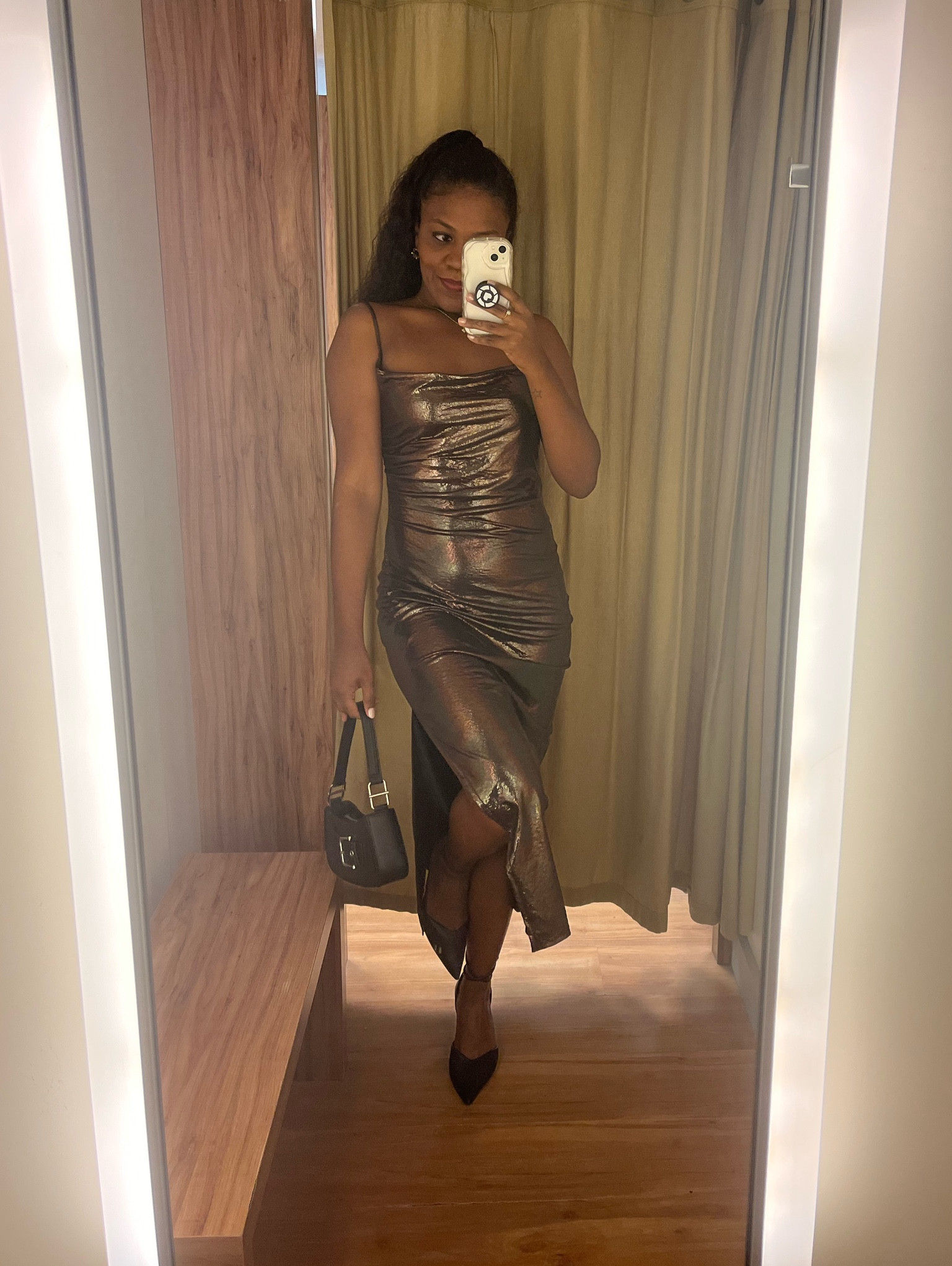 Metalizado está em alta e esse vestido está babado! 🤌🏾