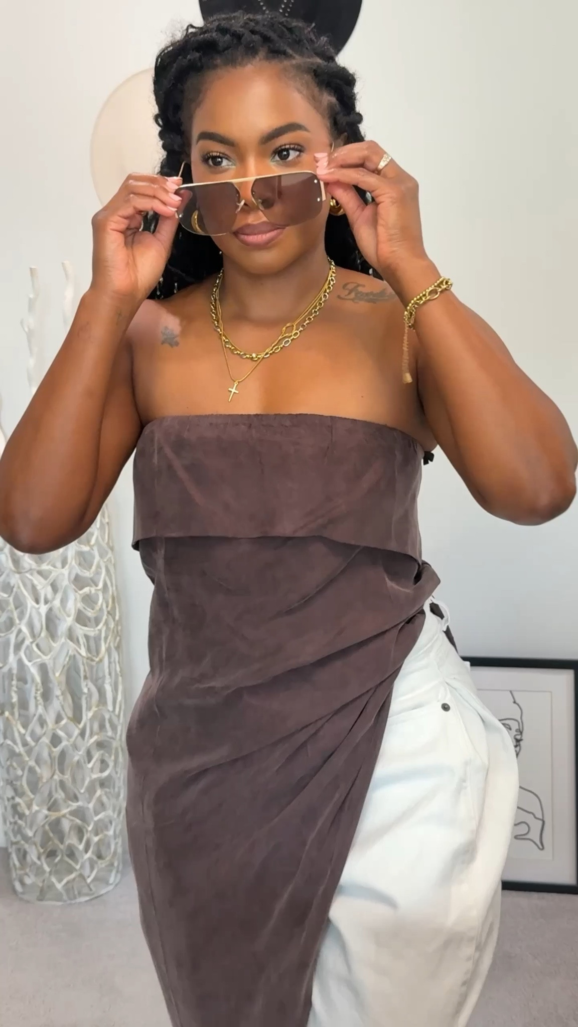 Whether you’re heading to brunch, work, date night, or running errands, this outfit can easily do it all.
Top: 8
Shorts: 8