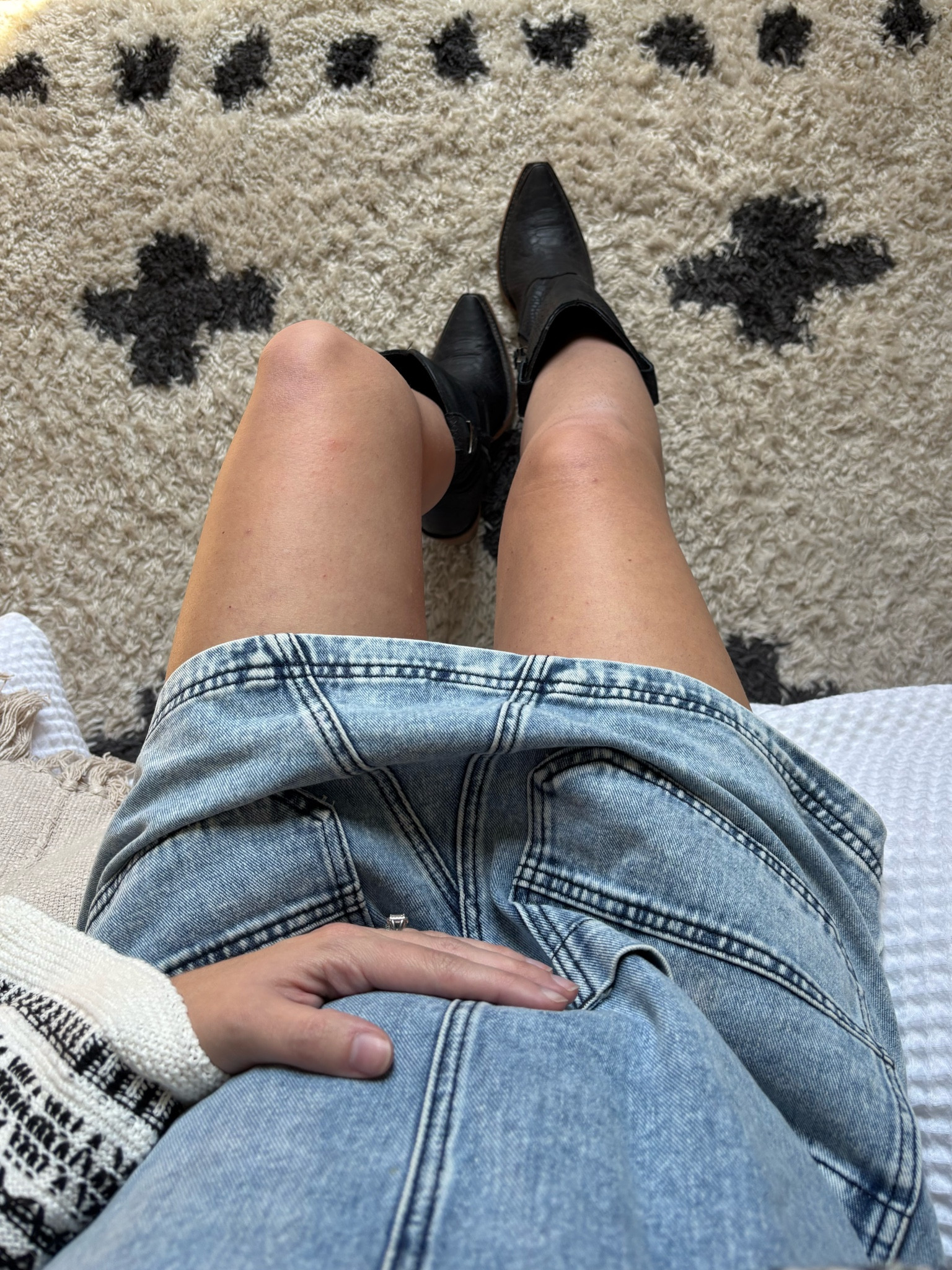 Comfy fall maternity fit plus some random home decor 😚

#LTKBump #LTKSeasonal #LTKHome