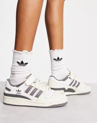 adidas Originals Forum 84 Low sneakers in off-white and gray | ASOS (Global)