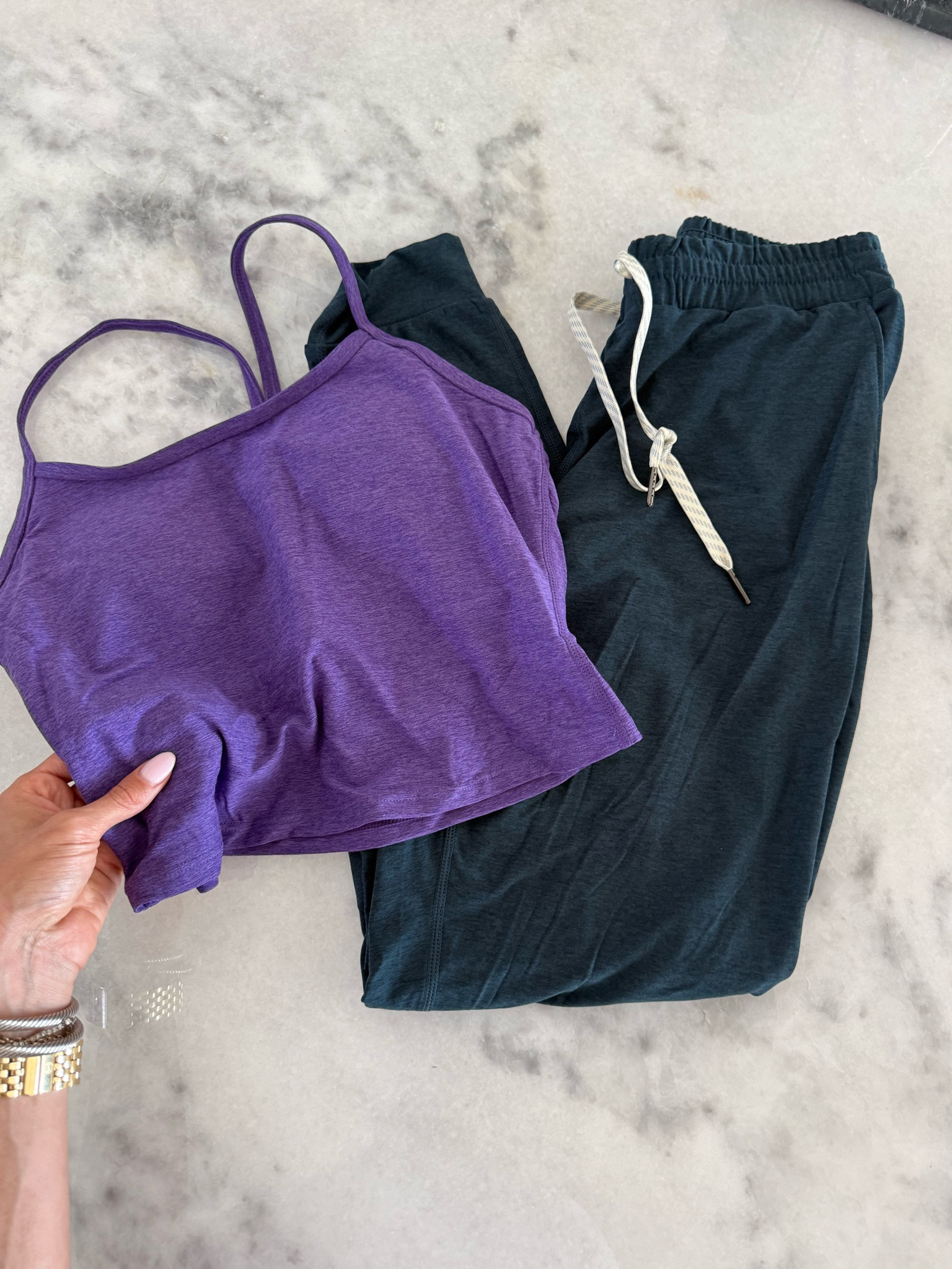 Tank and look for less joggers size xs

#LTKPetite #LTKSaleAlert