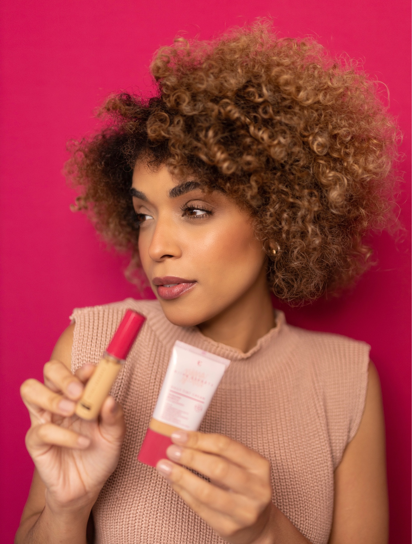 A nova  base da @linhaniinasecrets acabou de chegar e já não sai da minha rotina diária, com acabamento construível e de fácil aplicação me sinto livre para criar dentro do que mais me agrada. E não para por ai, junto da Daily Tint Cream, @eudora e @niinasecrets nos escutaram e lançaram o tão aguardado Corretivo da Linha Niina Secrets, ele cobre sem marcar as linhas de expressão e tem tecnologia Secrets mantendo a hidratação ao longo de seu uso. 

Eu amei essa dupla e vocês já testaram? Se tiverem dúvida nos tons me contem aqui nos comentários, que posso tentar te ajudar. Mas lá no site de Eudora tem um direcionamento de tons e subtom. 