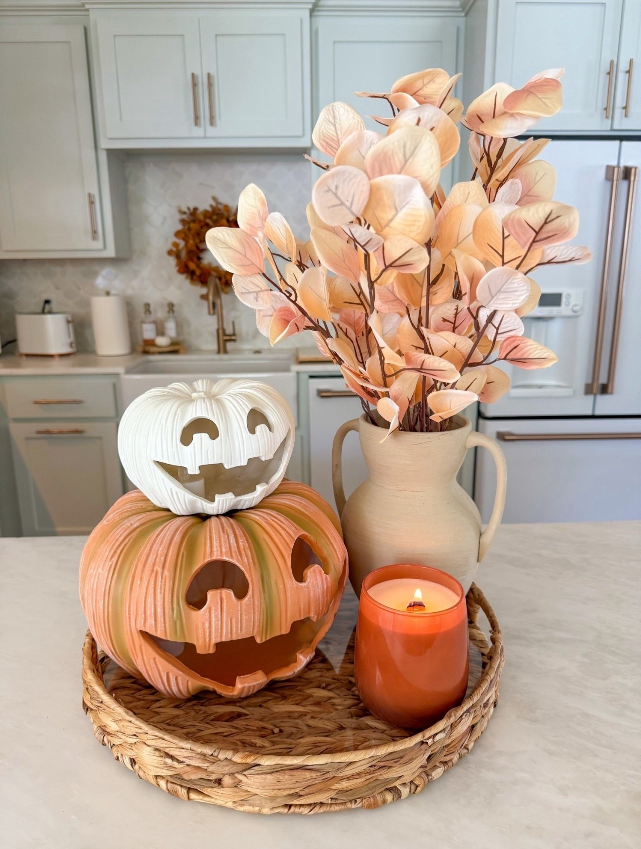 Fall home decor // Halloween decor 







Jack-o’-lantern 
Fall candle 
Fall centerpiece 
Wooden tray 
Kitchen decor 
Amazon finds 
Walmart home finds 

#LTKSeasonal #LTKHome #LTKHalloween