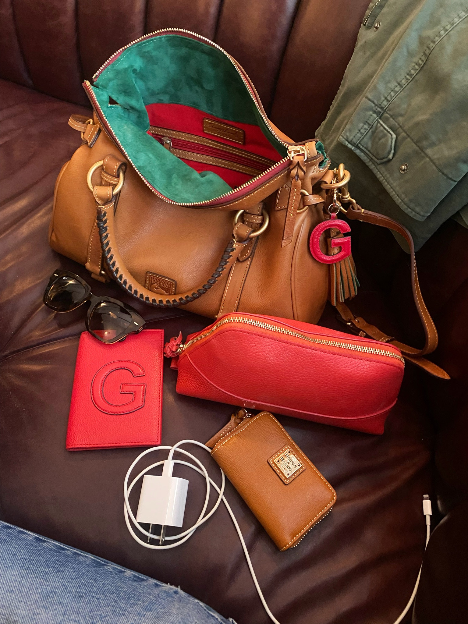 We’re smitten with our new @dooneyandbourke Florentine Satchel! ❤️ #ad #dooneypartner #paidlink #dooneystyle #dooneyandbourke