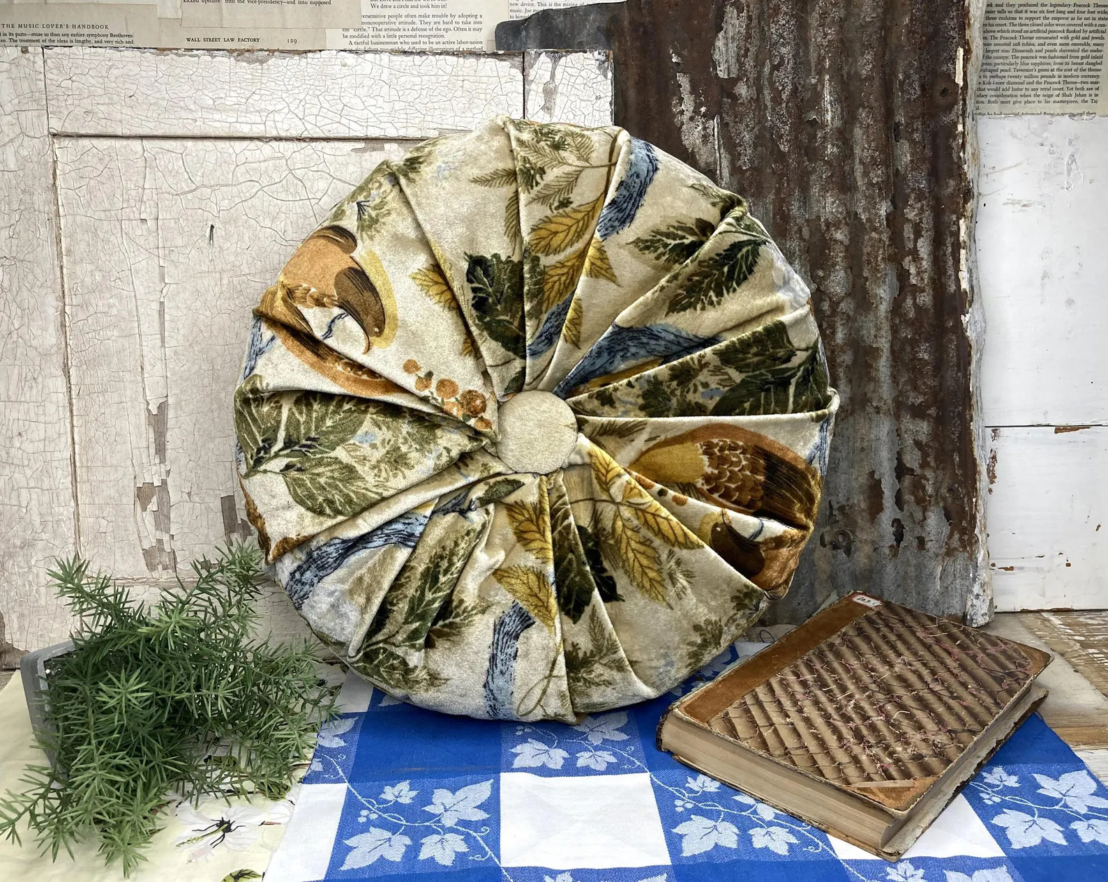 Grannies Round Kitschy Vintage Pillow, Tufted Velveteen Pleated Accent Cushion, 70s Granny Style | Etsy (Global)