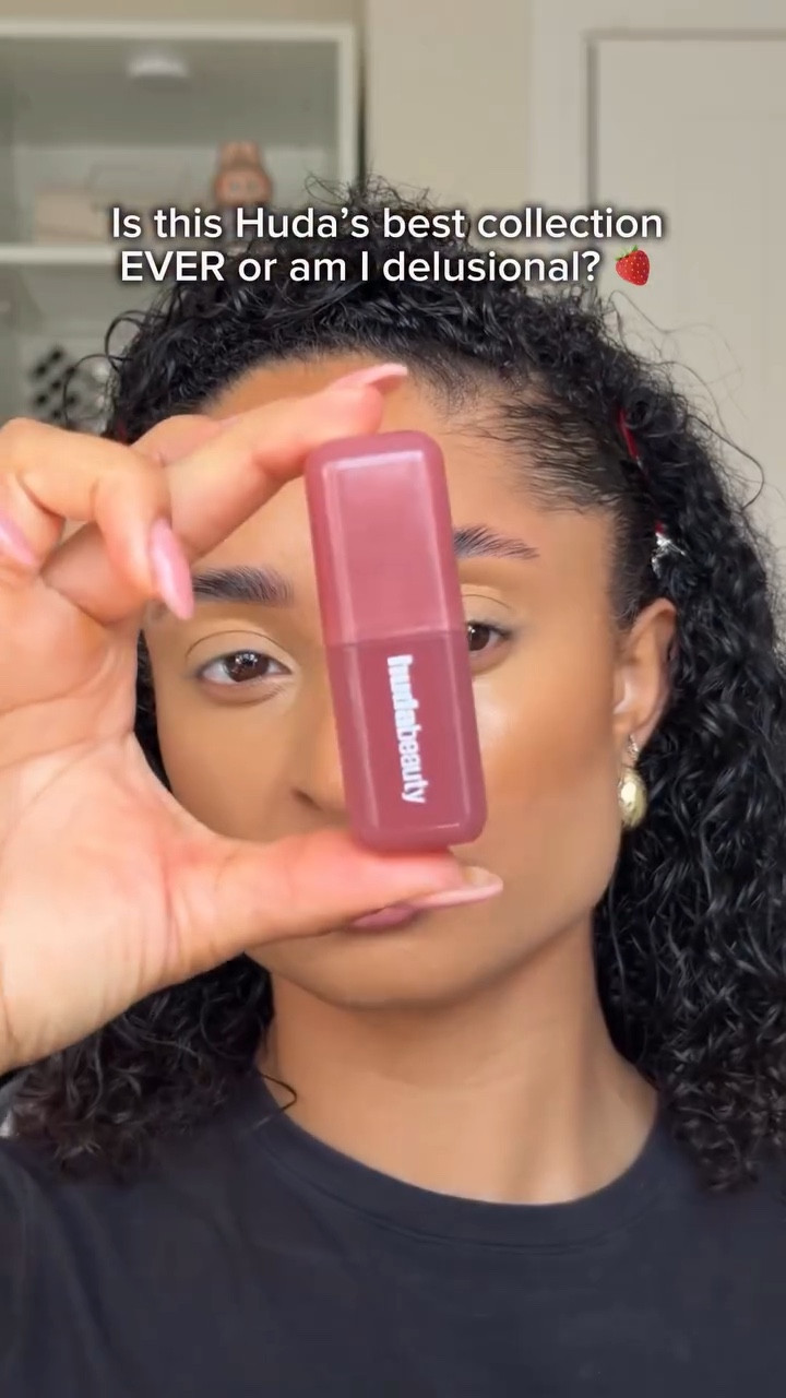 Like literally obsessed! 🍓☕️

Shades strawberry latte in the blush & blush palette, richcealer gloss & rich brown lip liner stain

@hudabeauty 

#hudabeauty #strawberrylatte #makeup #blush