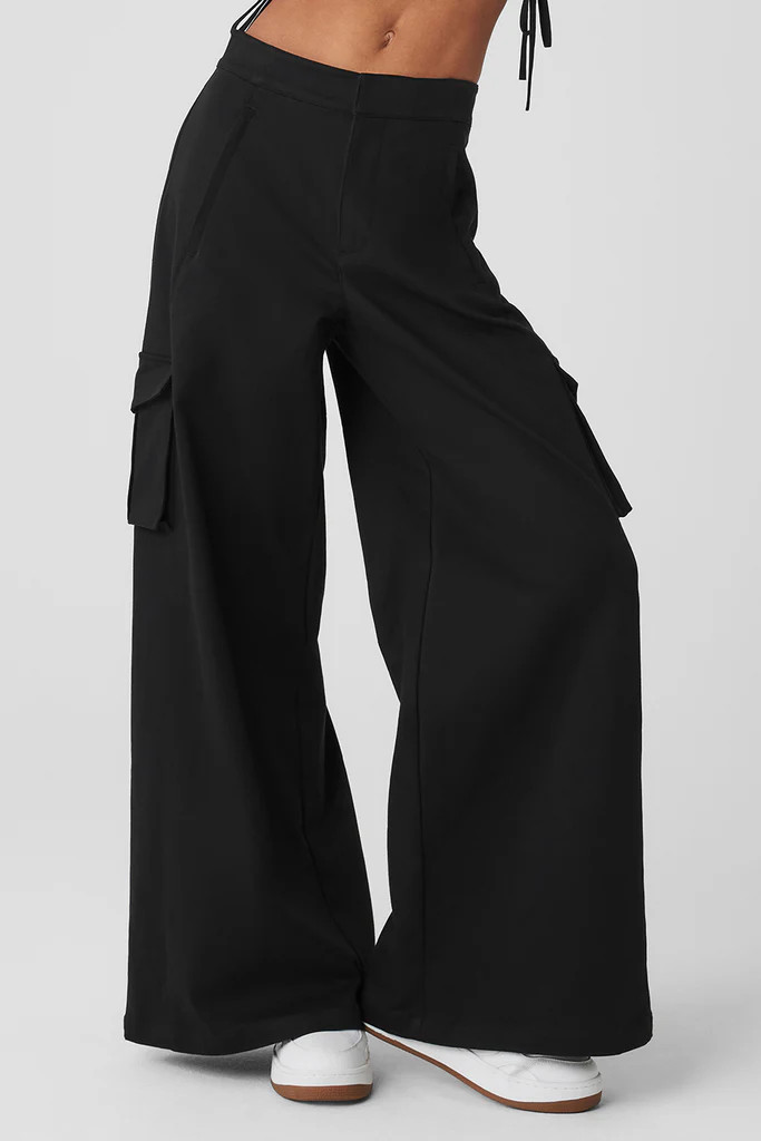 Show Off Cargo Wide Leg Trouser (Long) - Black | Alo Yoga (US)