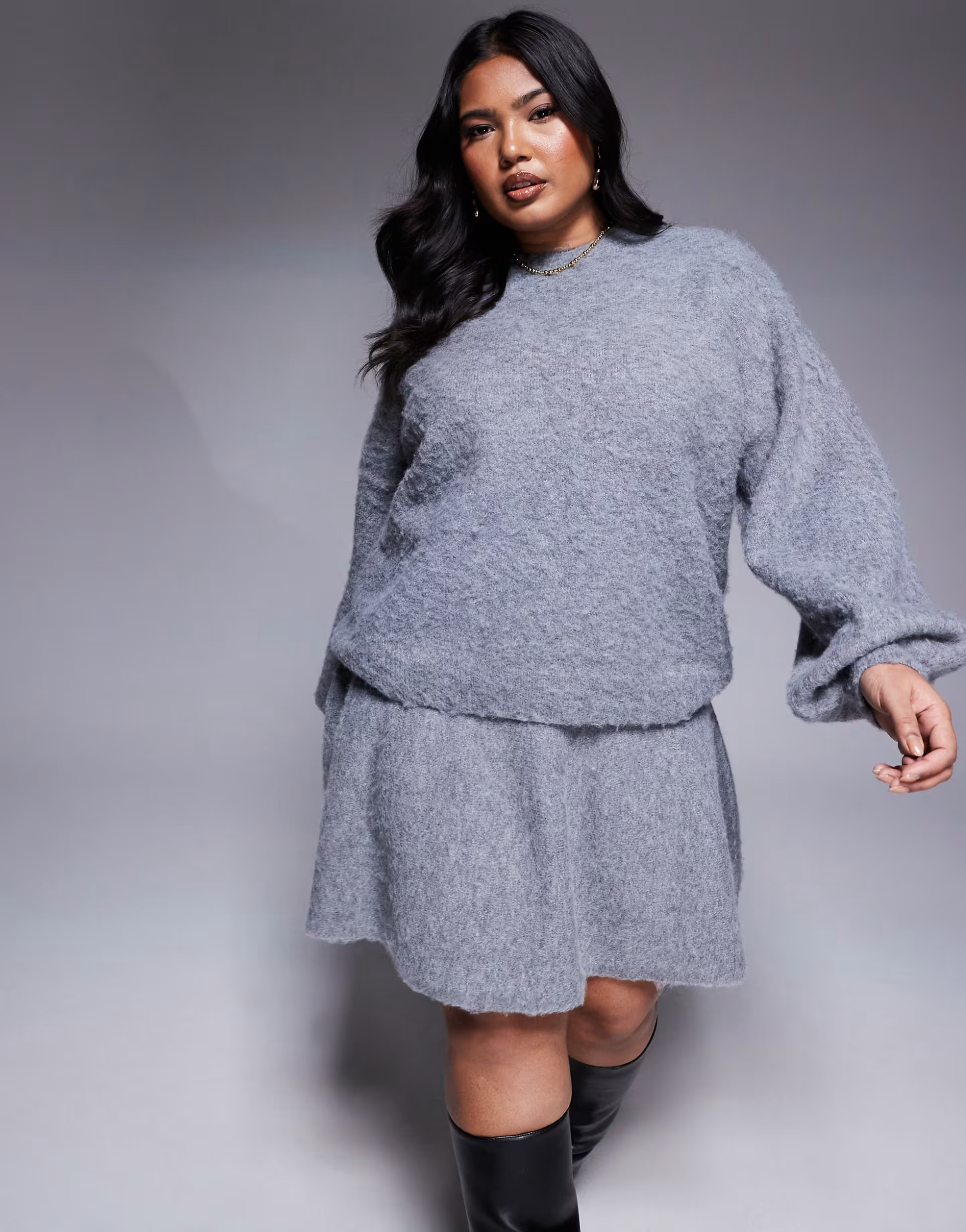 In The Style Plus x Natalya Wright – Exklusiver Pullover in Anthrazit mit Ballonärmeln, Kombit... | ASOS (Global)