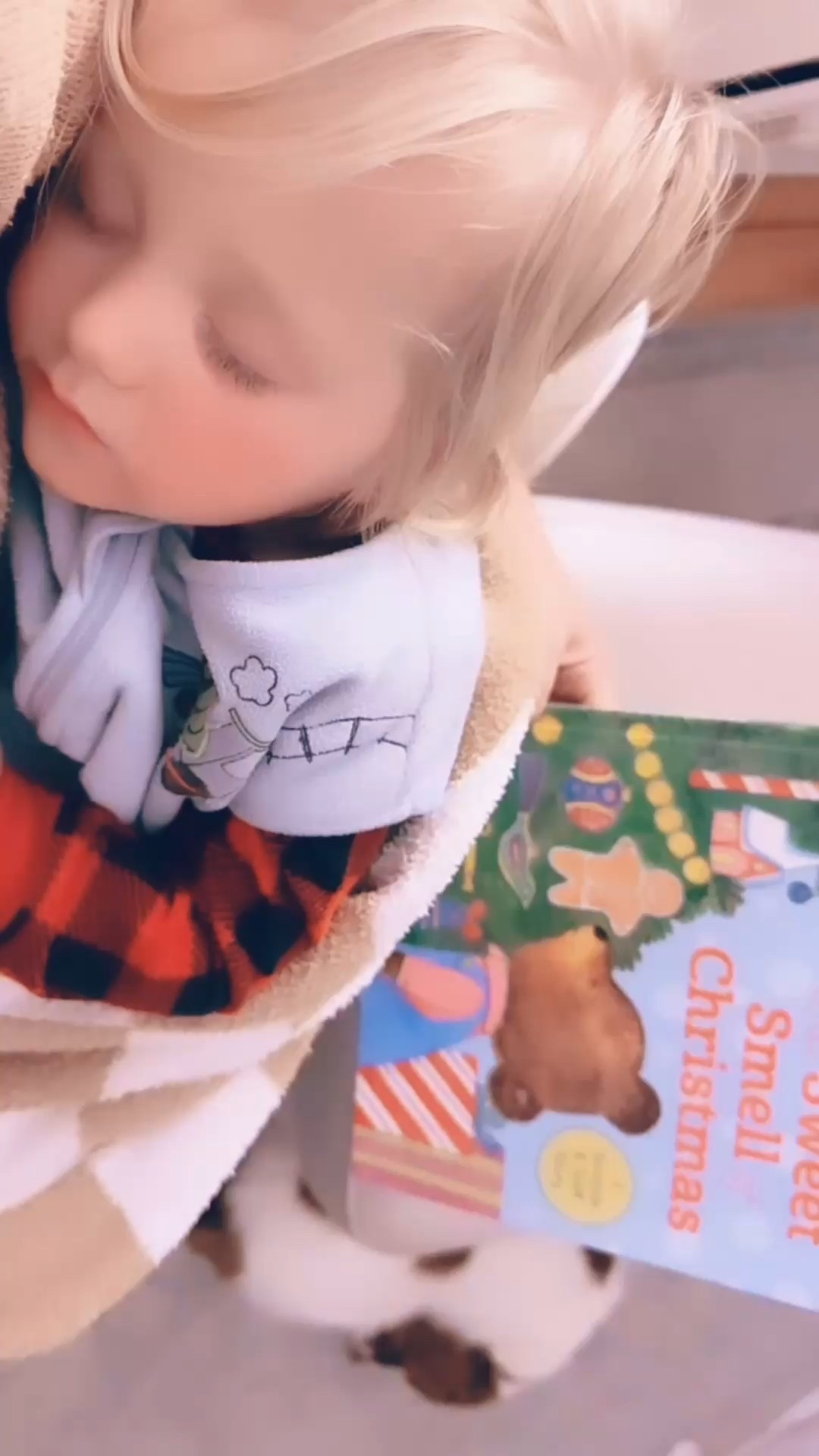 Mama’s snuggly little Christmas love 🤱❤️👶🏼🫶🏽🎄