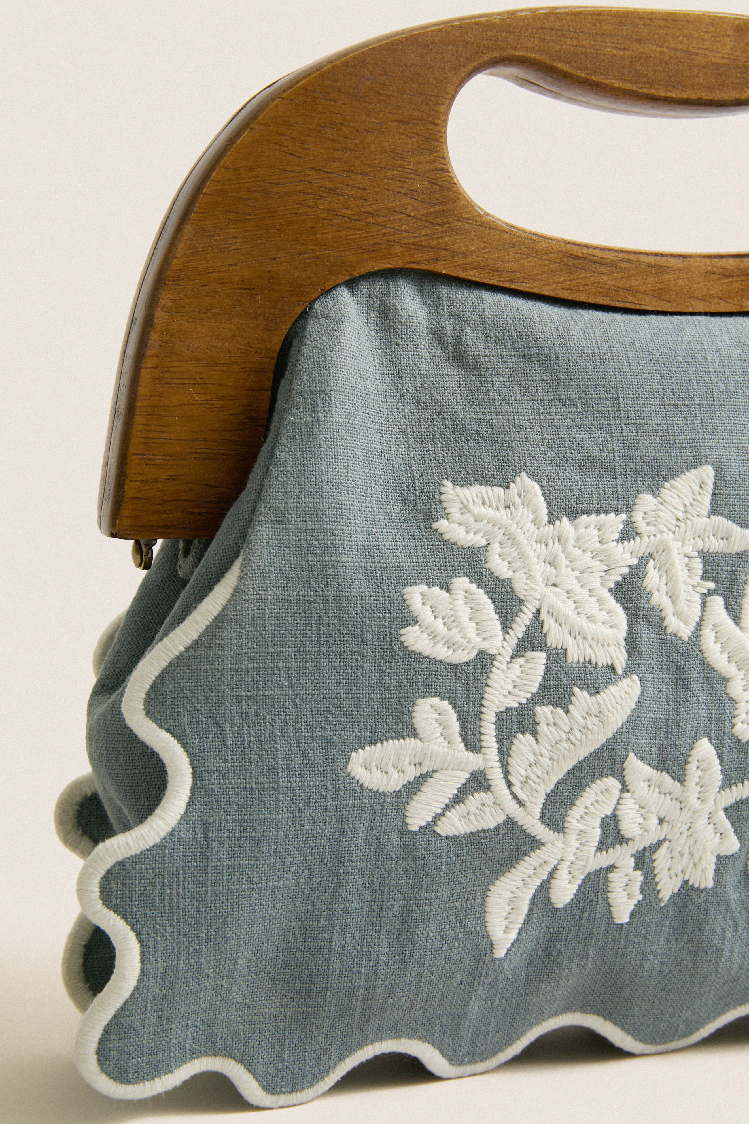 Red Floral Bermuda Wooden Handle Bag | Tuckernuck (US)
