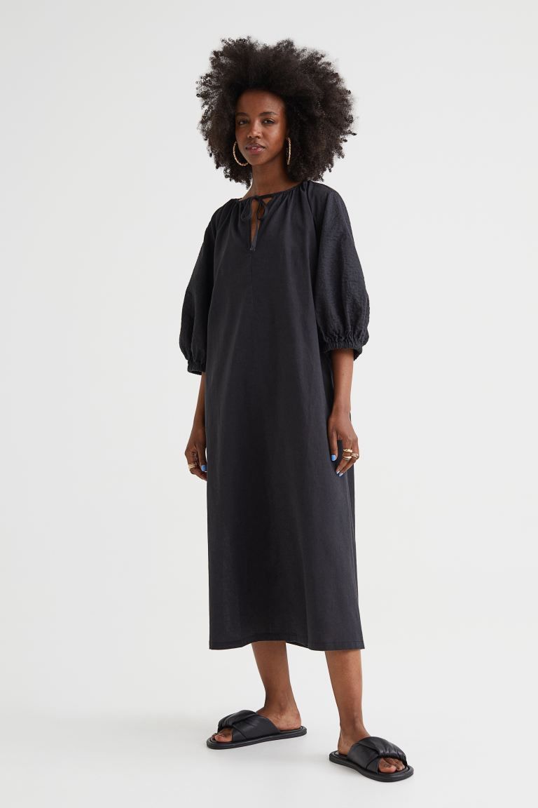 Long dress in a softly draped woven linen and cotton blend. Round neckline with two narrow ties, ... | H&M (US)