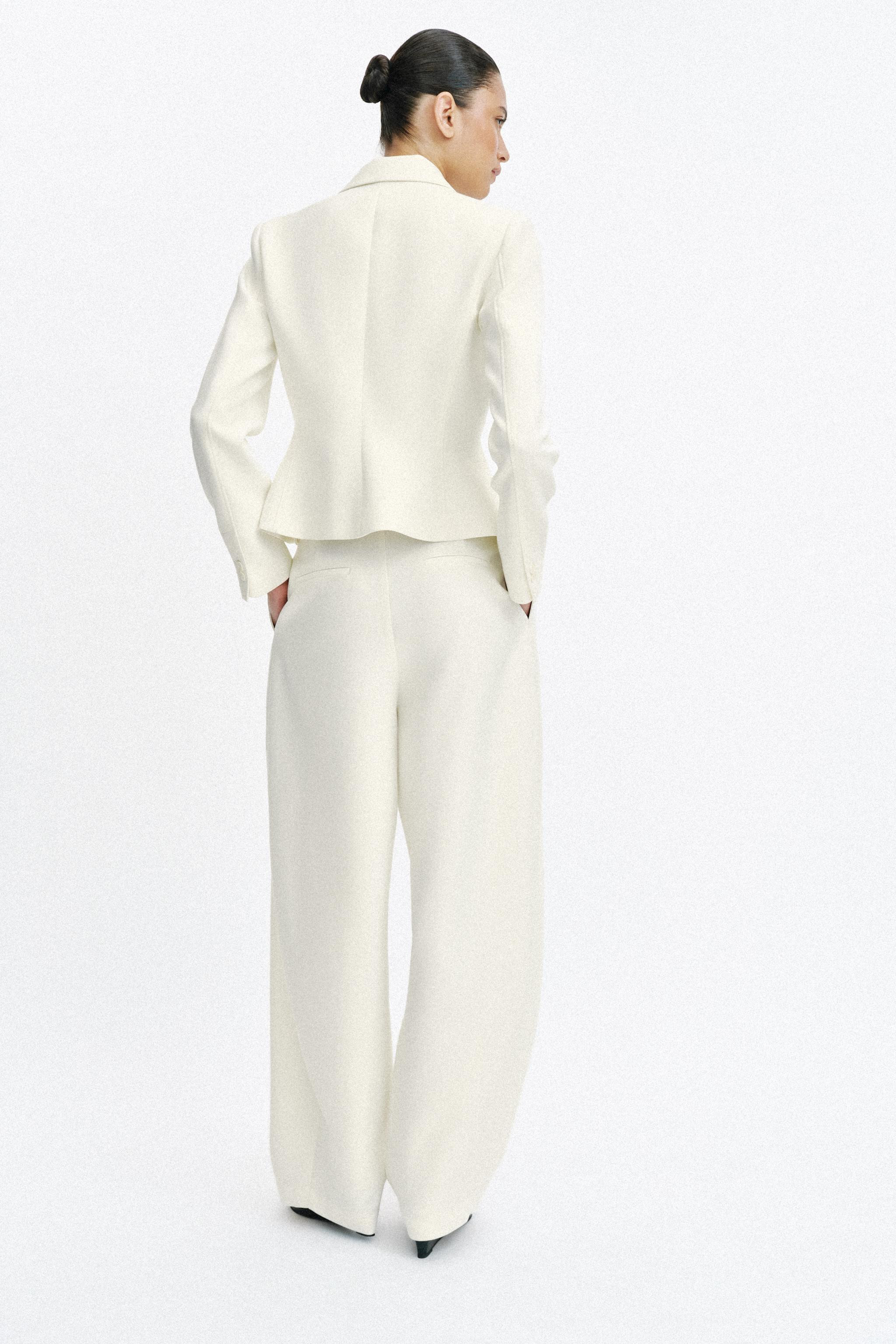 Gr\u00f6\u00dfe des Models: 175 cmKurzer Blazer mit Reverskragen und langen \u00c4rmeln mit Schul... | Zara DE