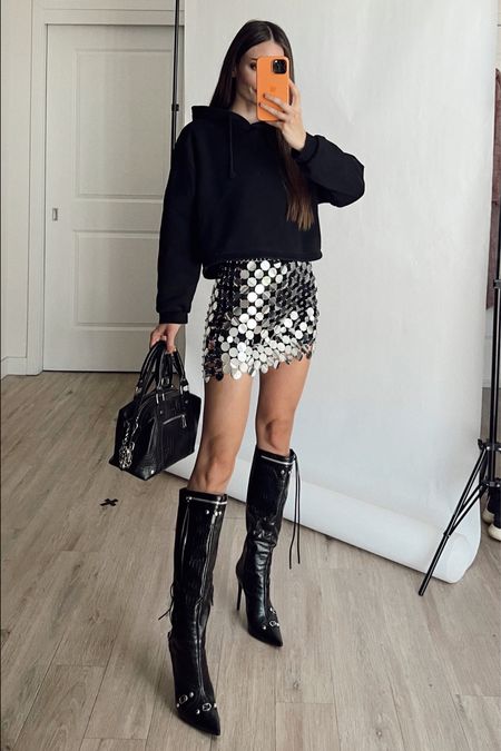 AFFILIATE LINKS 💖


Fyi: If you want to make sure the skirt is long enough get the long one and just remove a few rows!
Also the skirt obviously has NO stretch and can break apart easily but super easy to fix just fyi. 
Or You can buy a longer mini skirt version on Bershka and they have different sizes too just more expensive 💖

I linked my exact boots in case they restock it in the future! Until then I am also linking alternatives too 