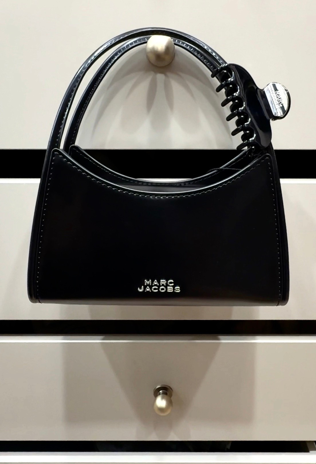 The famous claw clip bag 🫶🏻

Bow top (runs tts)
Perfect straight leg jean (runs tts)

#LTKSeasonal #LTKgrwm #LTKFindsUnder100