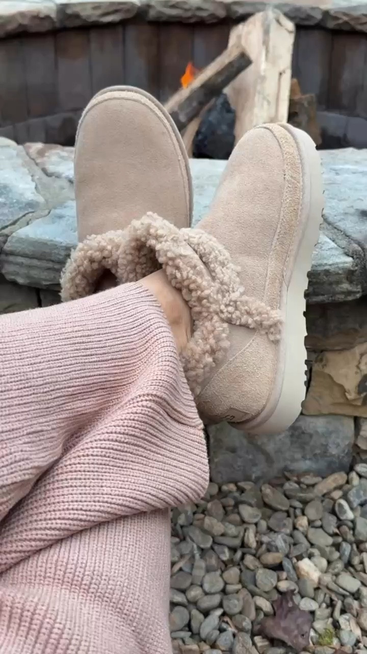 Gifts for her! Loving these Ugg boots on a cold winter day 🩷✨🎄

#LTKStyleTip #LTKHoliday #LTKGiftGuide